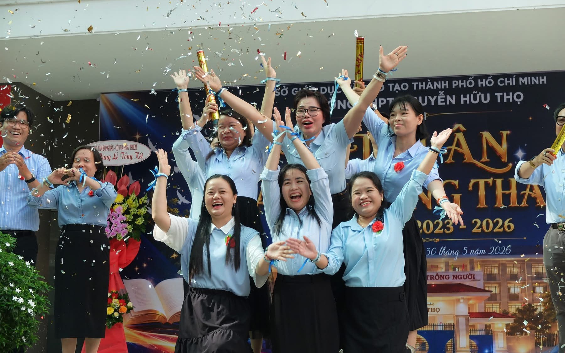 Thầy cô tự dựng tiết mục nhảy tặng học trò cuối cấp, miễn phí ôn thi