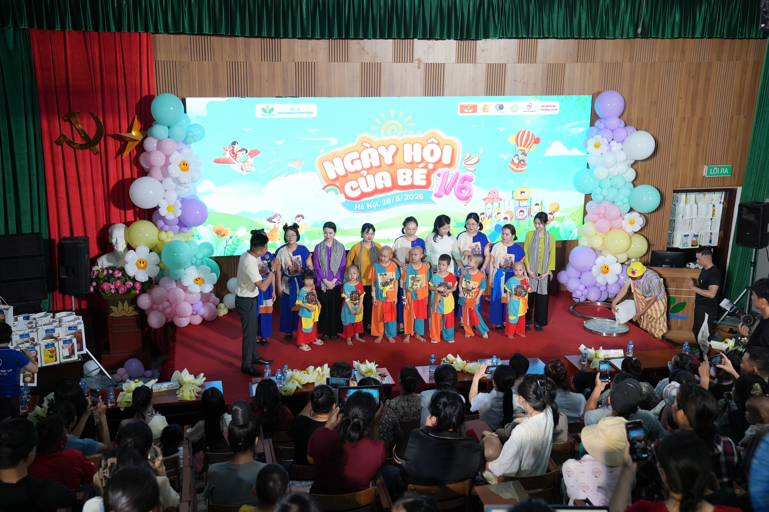 Hơn 18.000 phần quà tặng bệnh nhi dịp 1-6 - Ảnh 7.