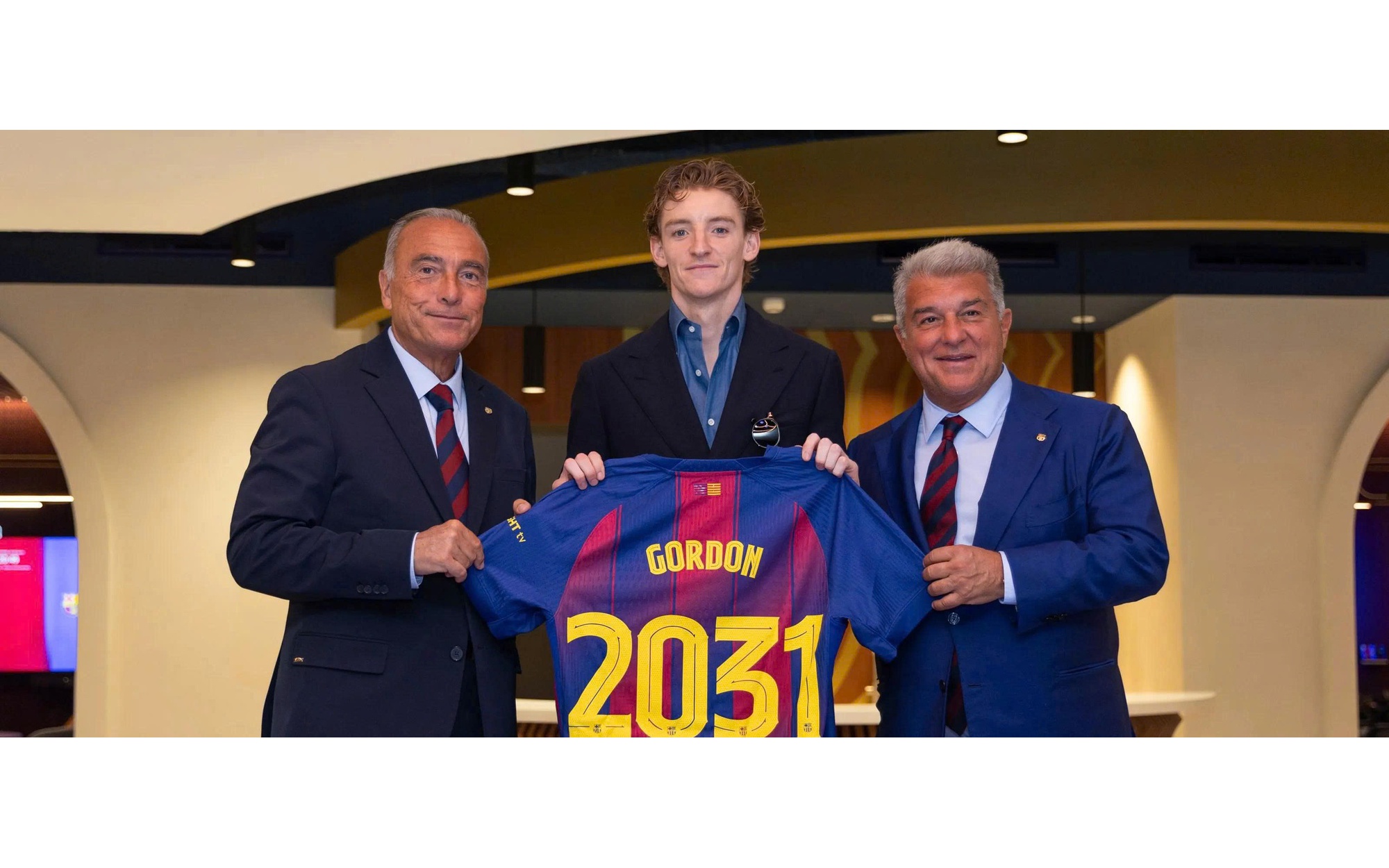 Canh bạc táo bạo Anthony Gordon của Barcelona