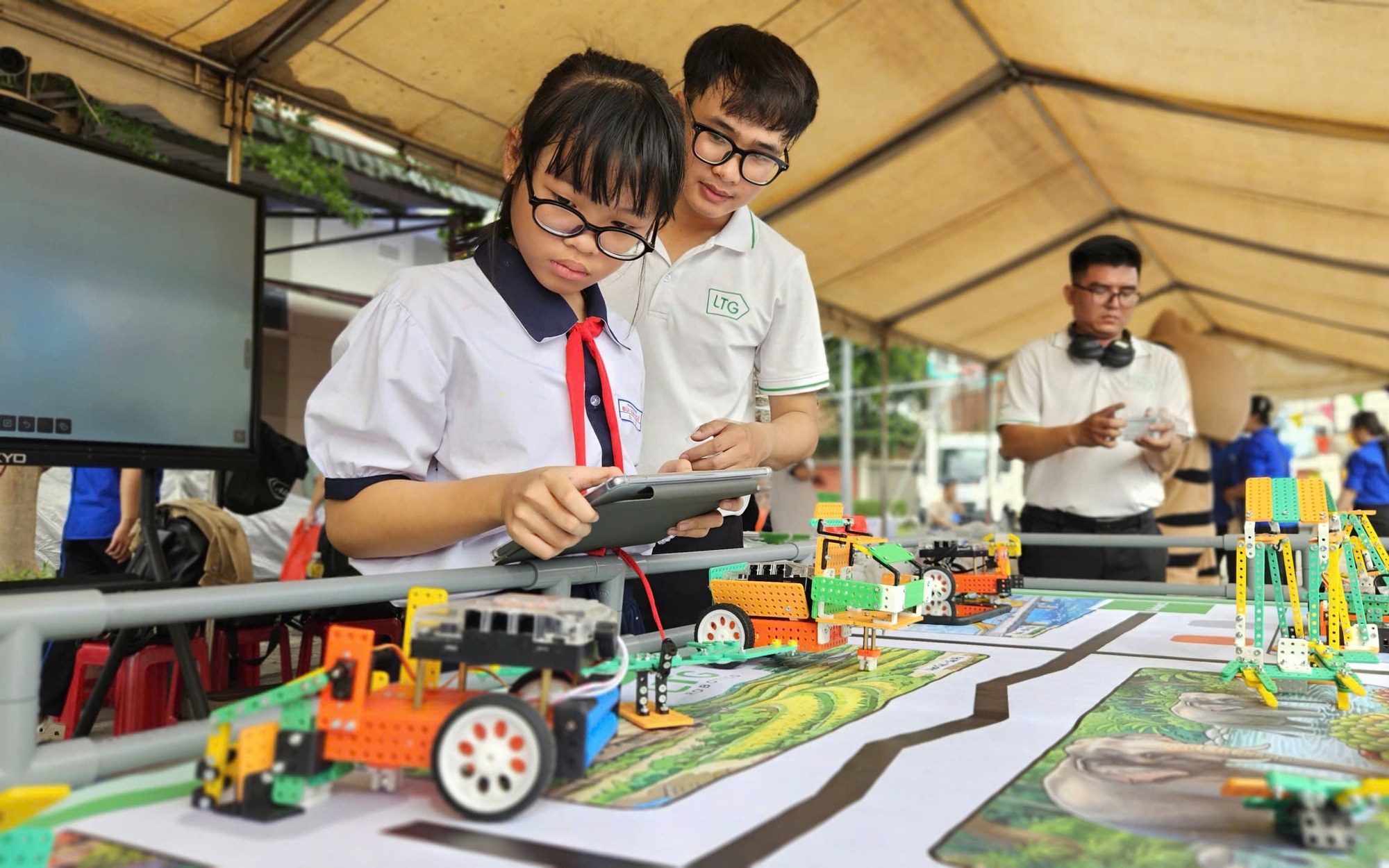 Học sinh "mê tít" gian hàng chuyển đổi số, STEM tại lễ khai mạc hè xã Bà Điểm