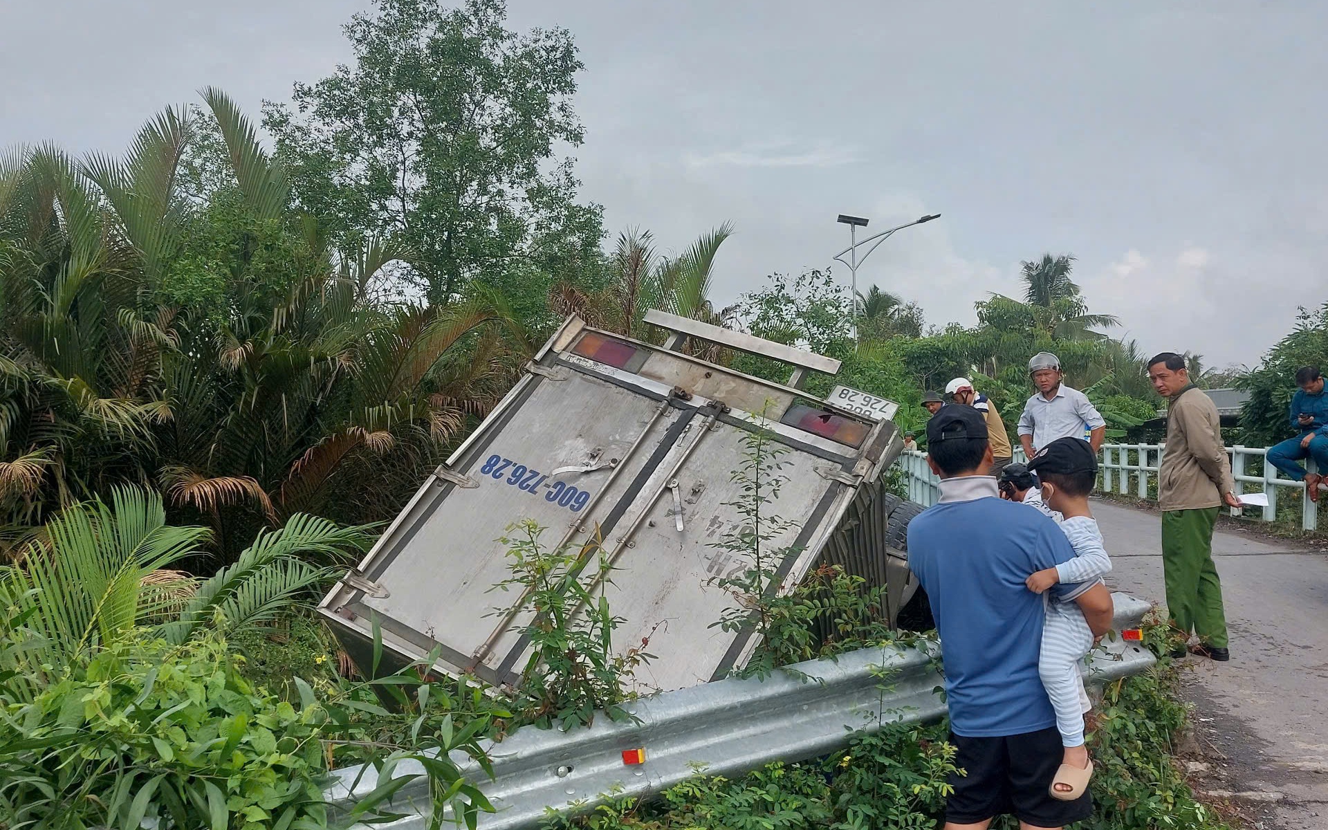 Hiện trường vụ xe tải rơi xuống kênh sau cú va chạm khiến nhiều người thót tim