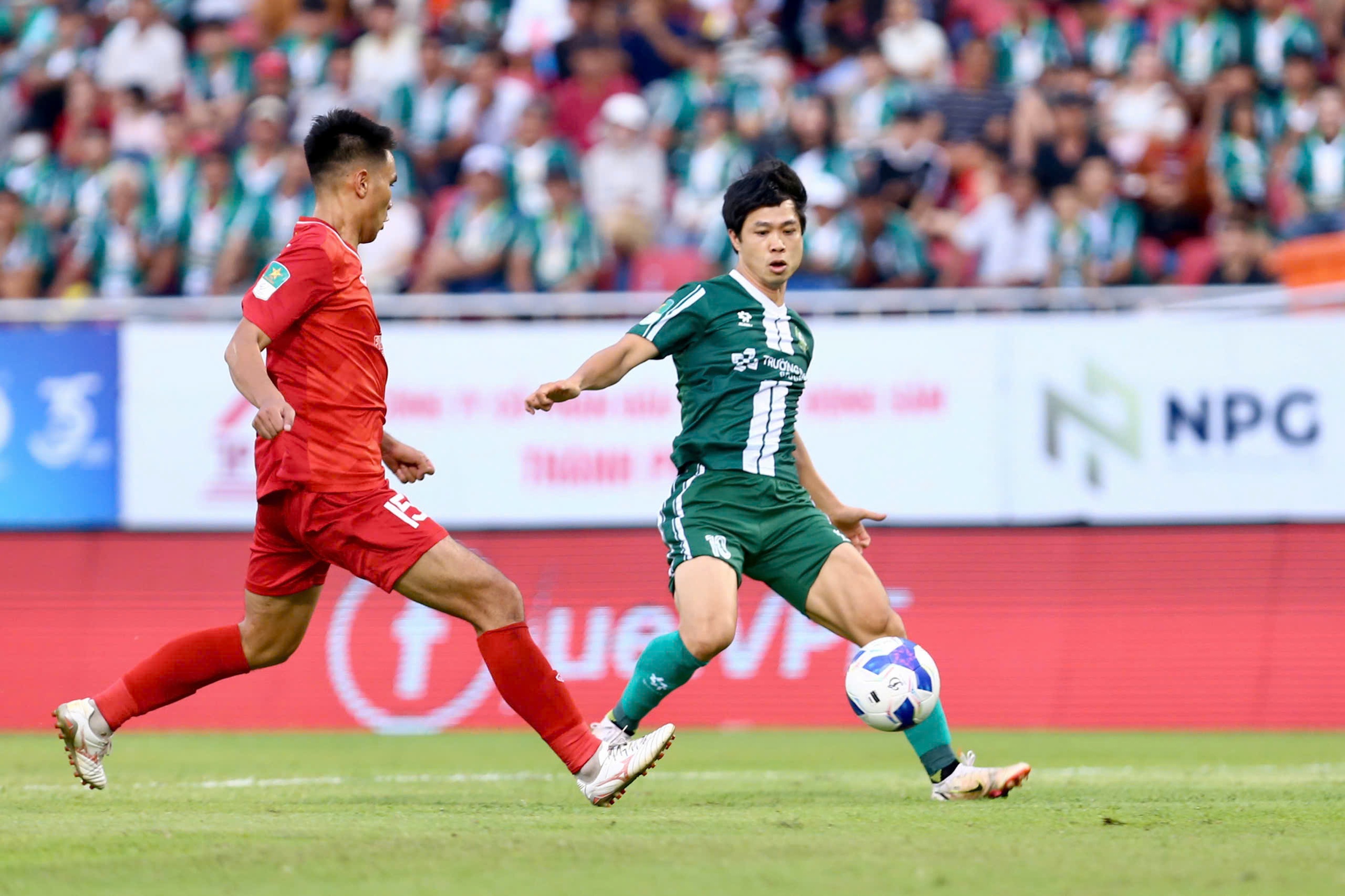 C&ocirc;ng Phượng ấn định chiến thắng 3-0, Đồng Nai v&ocirc; địch Hạng nhất sớm một v&ograve;ng - Ảnh 1.