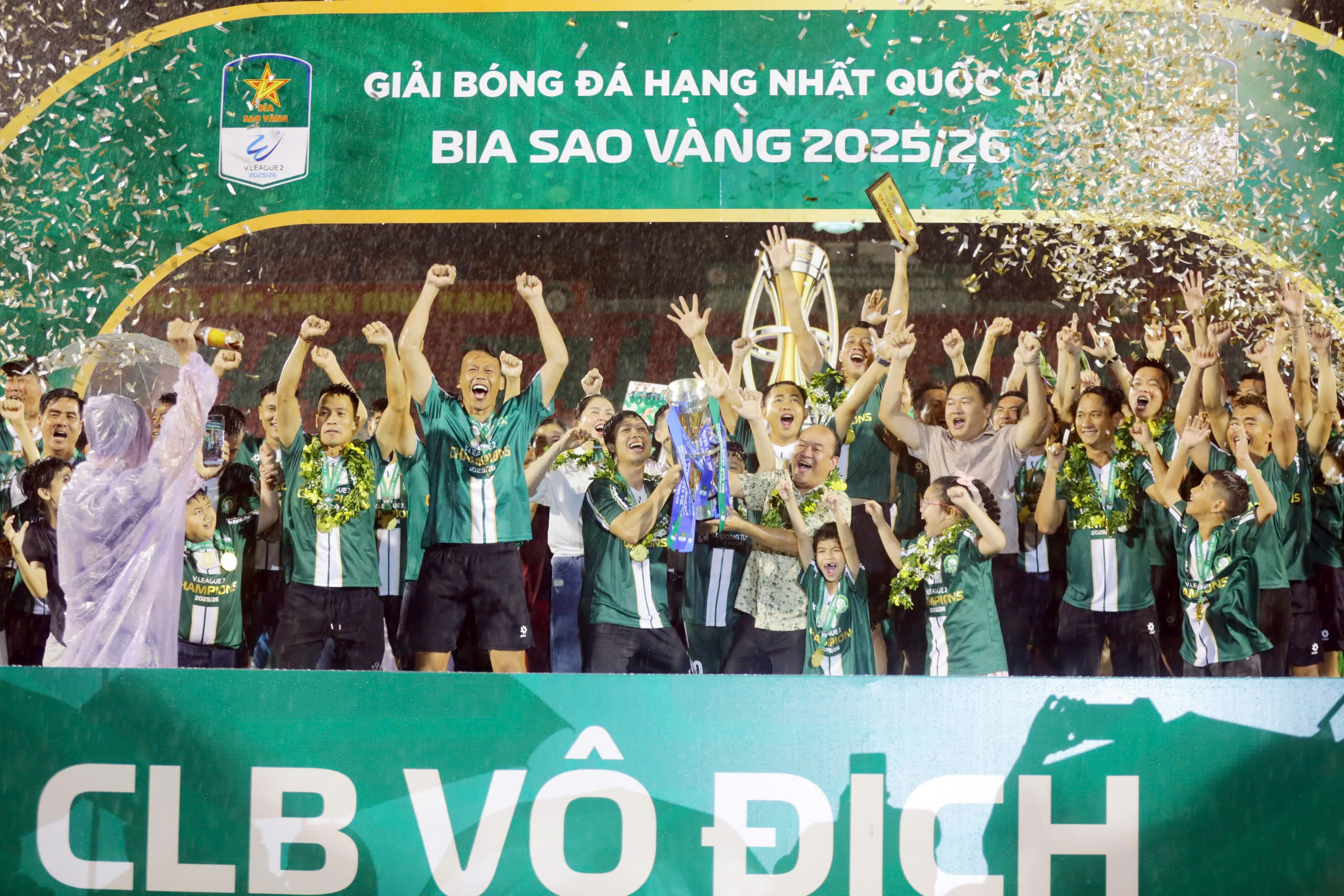 C&ocirc;ng Phượng, Xu&acirc;n Trường v&agrave; Minh Vương lần đầu n&acirc;ng cao chức v&ocirc; địch  - Ảnh 7.