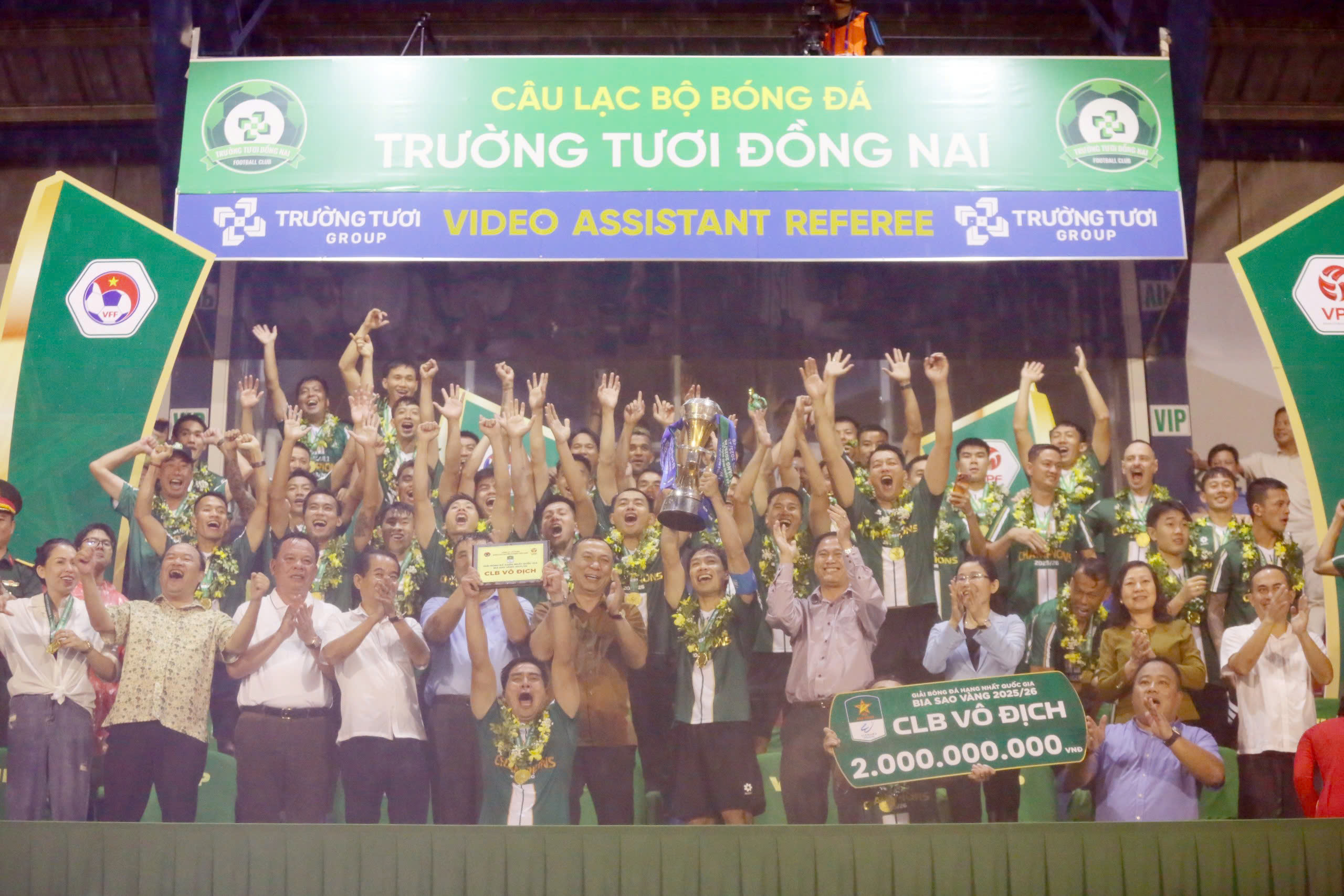 C&ocirc;ng Phượng, Xu&acirc;n Trường v&agrave; Minh Vương lần đầu n&acirc;ng cao chức v&ocirc; địch  - Ảnh 5.