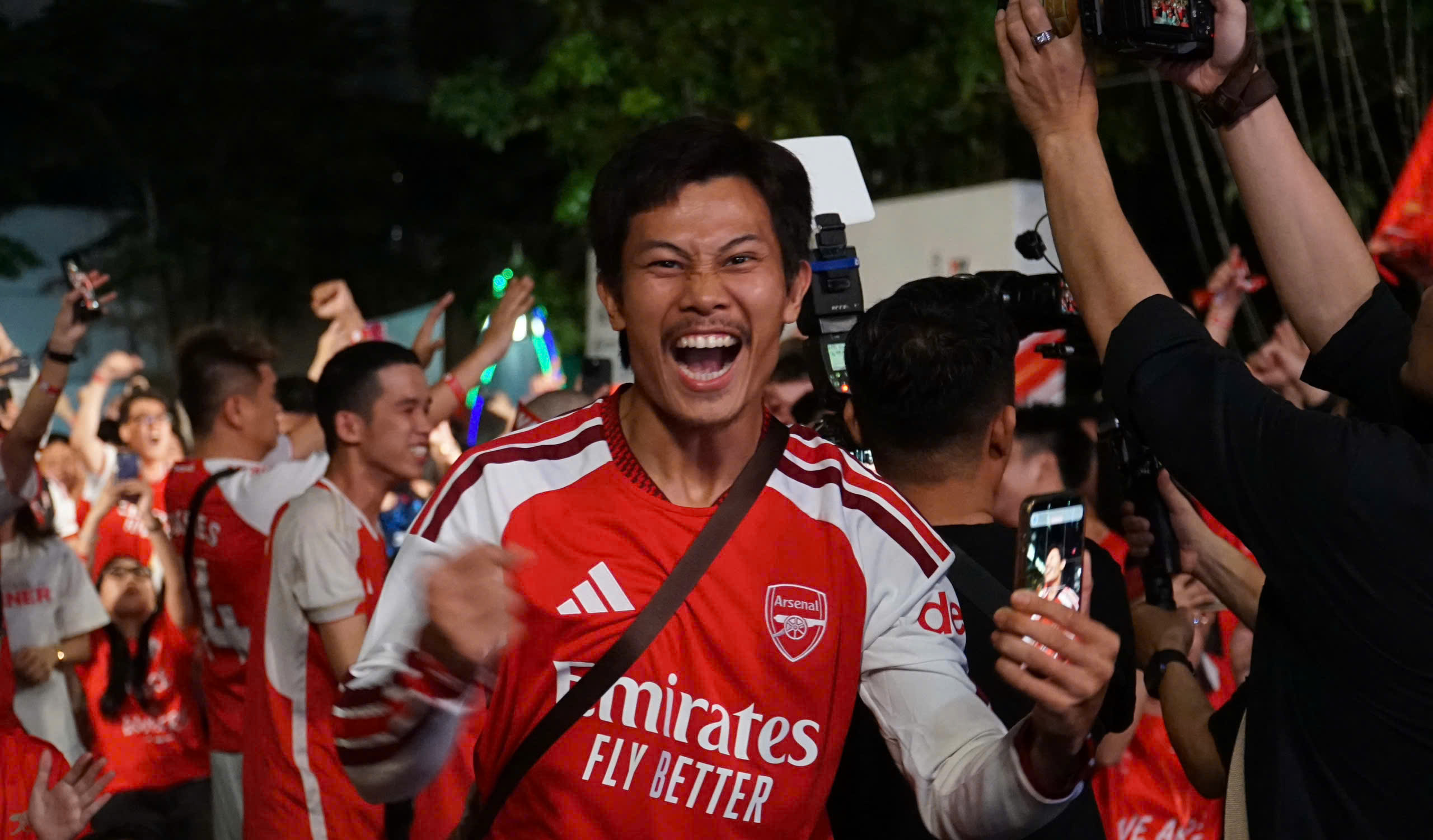 Diễn vi&ecirc;n Phương Nam "mưa đỏ" thất thần khi Arsenal thua ngược - Ảnh 2.