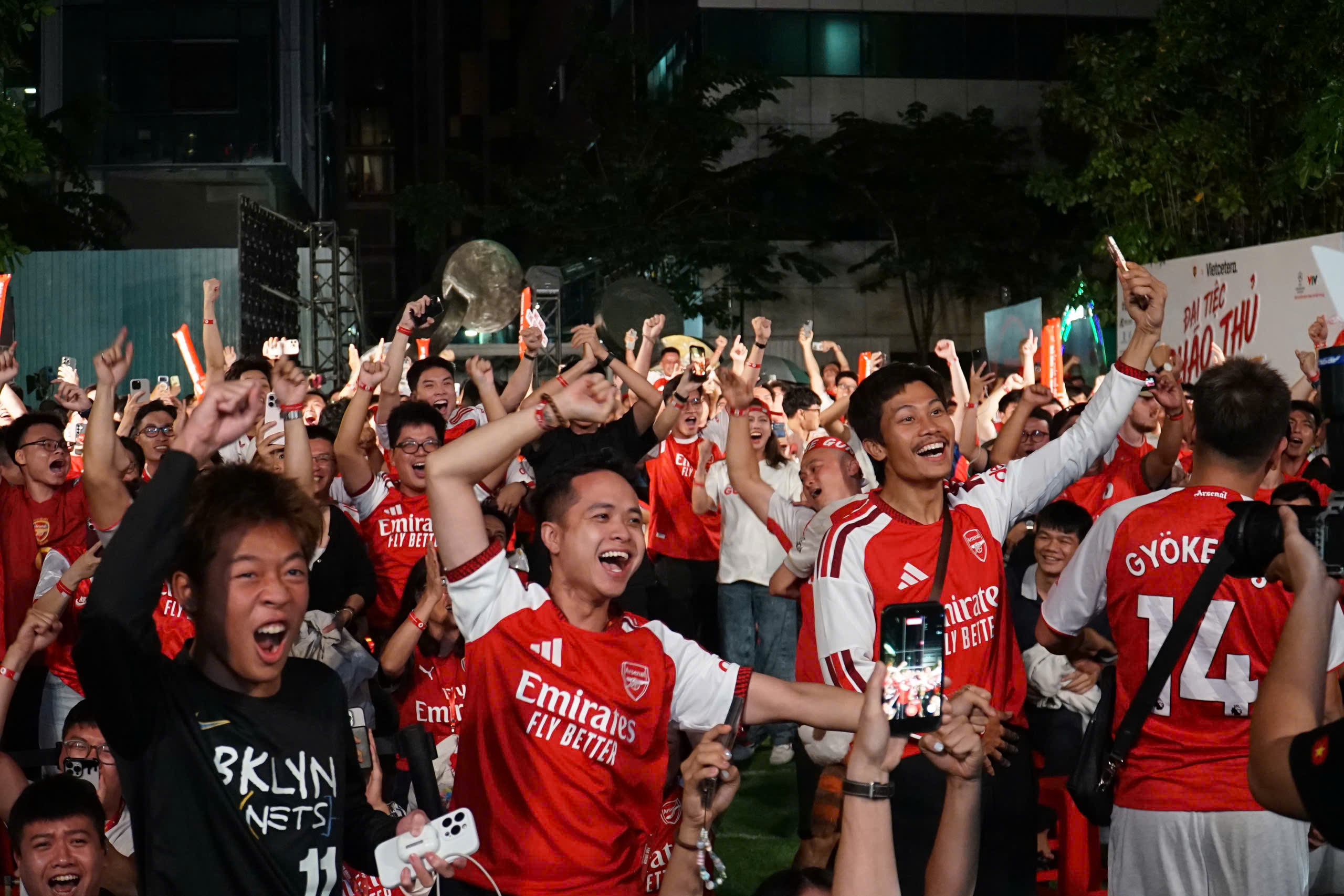 Diễn vi&ecirc;n Phương Nam "mưa đỏ" thất thần khi Arsenal thua ngược - Ảnh 4.
