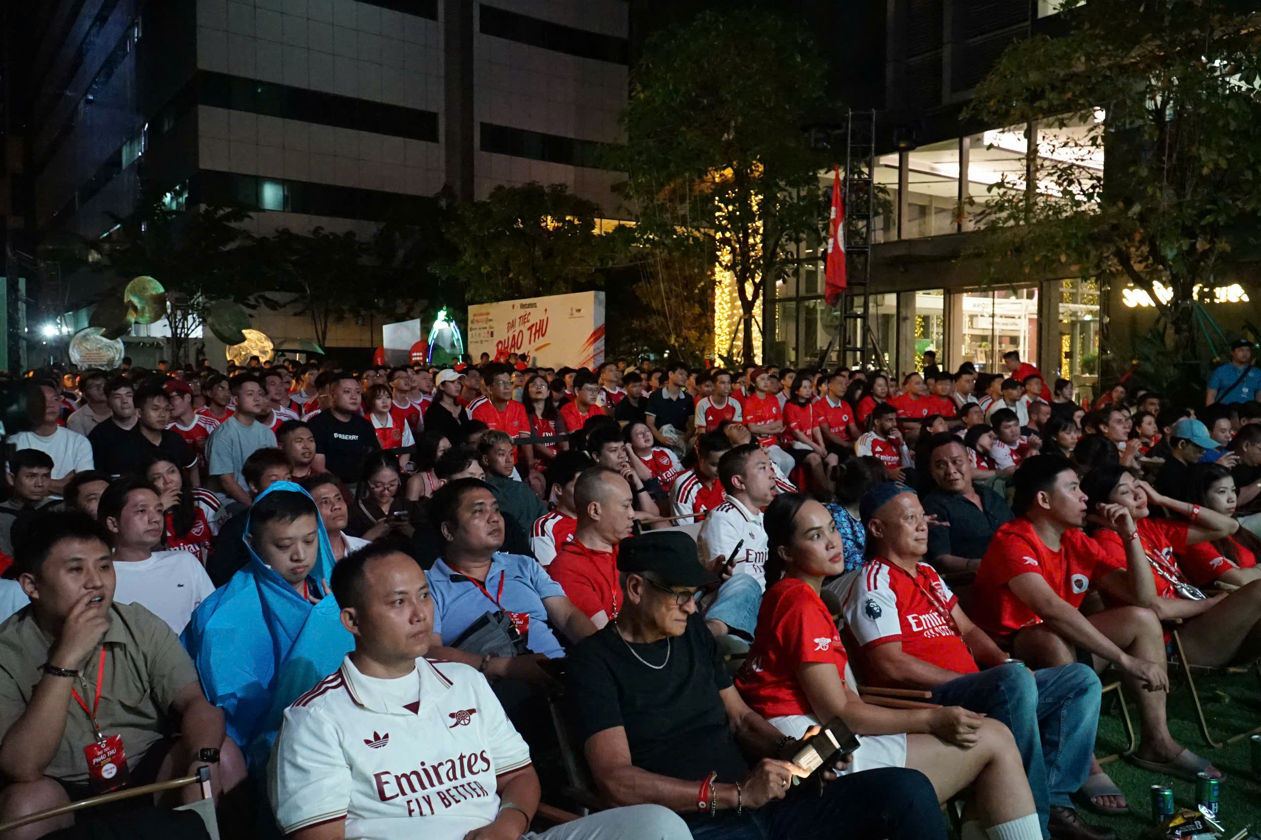 Diễn vi&ecirc;n Phương Nam "mưa đỏ" thất thần khi Arsenal thua ngược - Ảnh 1.