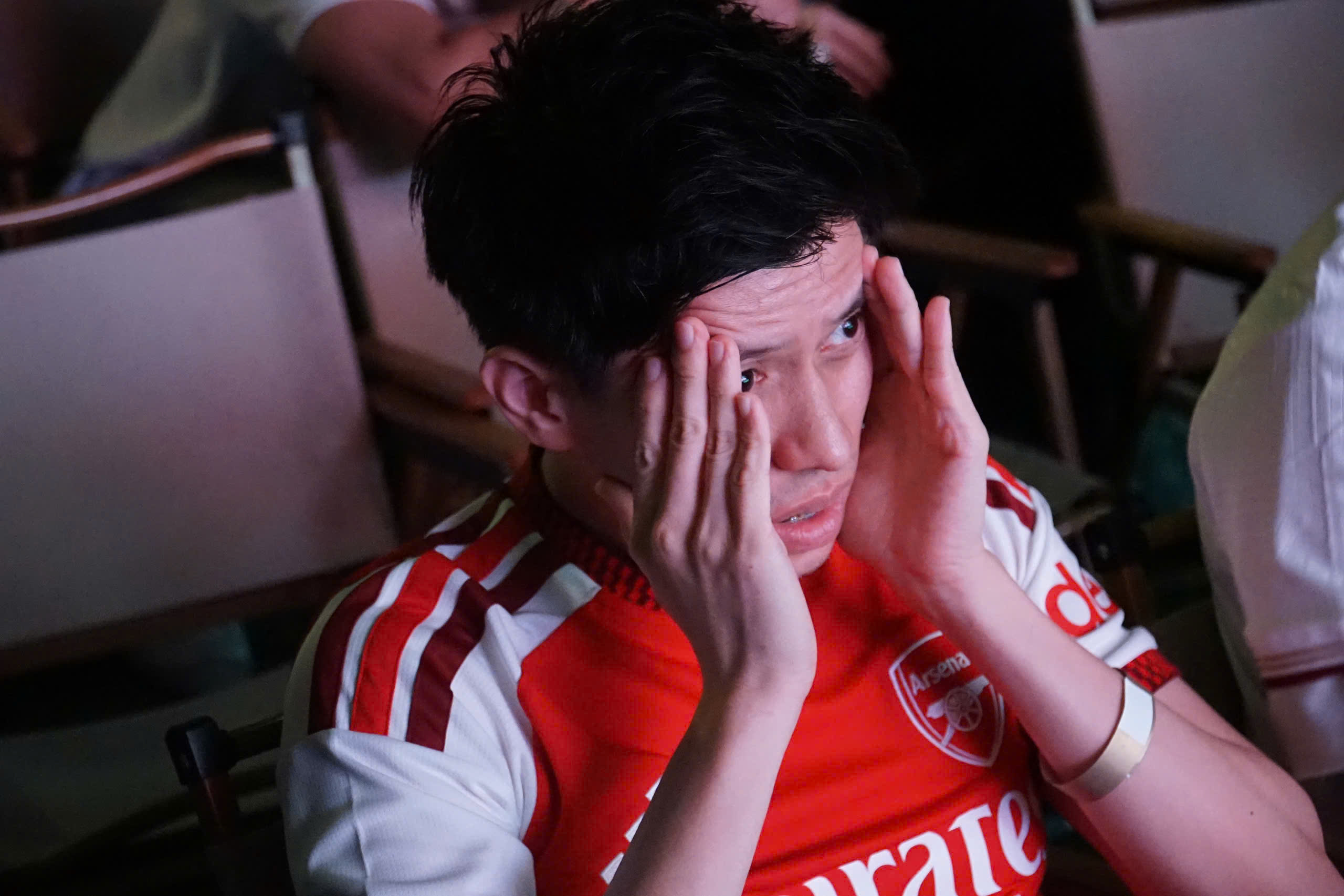 Diễn vi&ecirc;n Phương Nam "mưa đỏ" thất thần khi Arsenal thua ngược - Ảnh 7.
