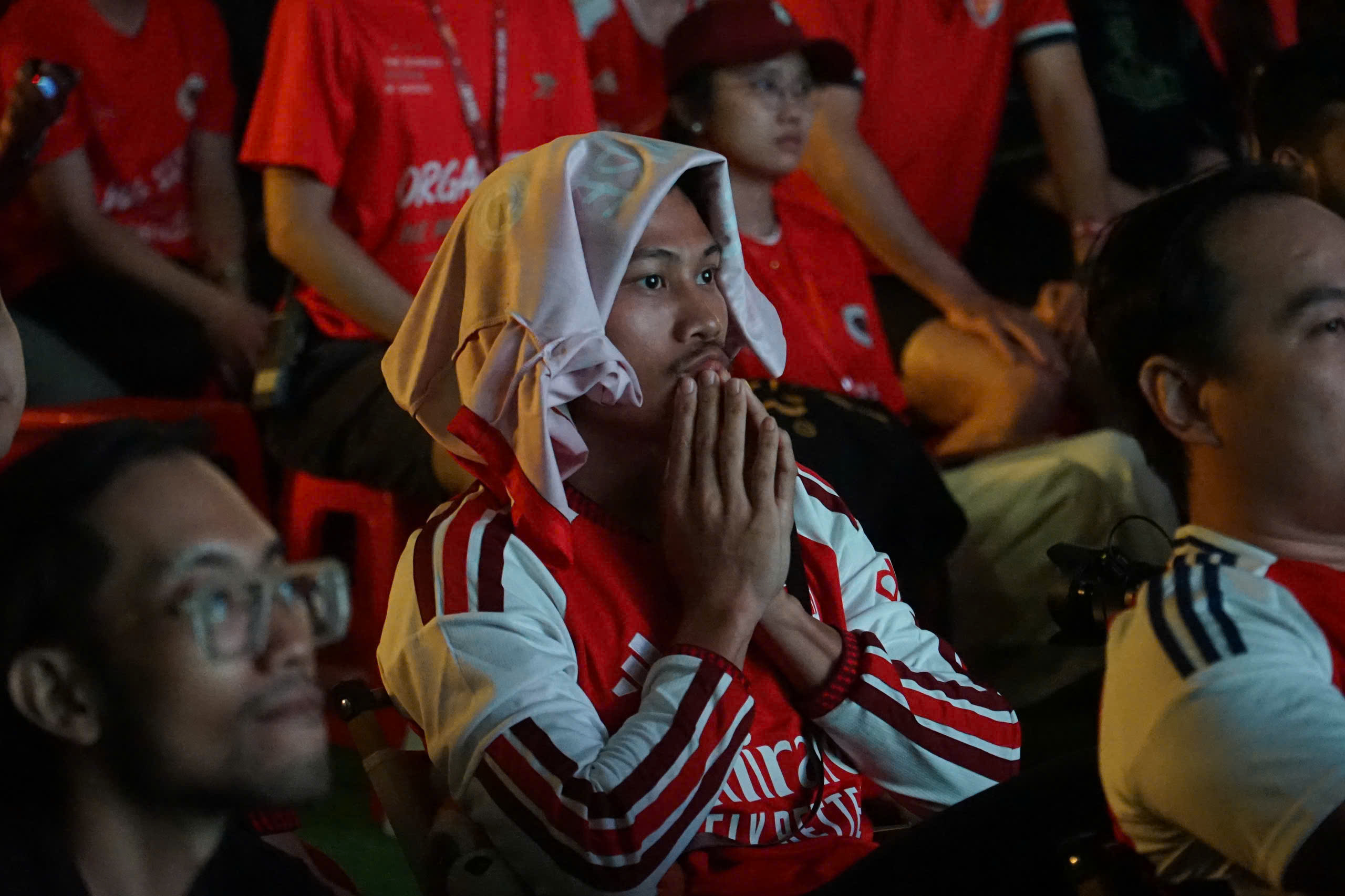 Diễn vi&ecirc;n Phương Nam "mưa đỏ" thất thần khi Arsenal thua ngược - Ảnh 3.