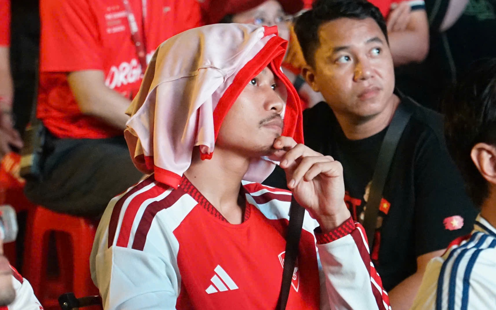 Diễn viên Phương Nam "mưa đỏ" thất thần khi Arsenal thua ngược