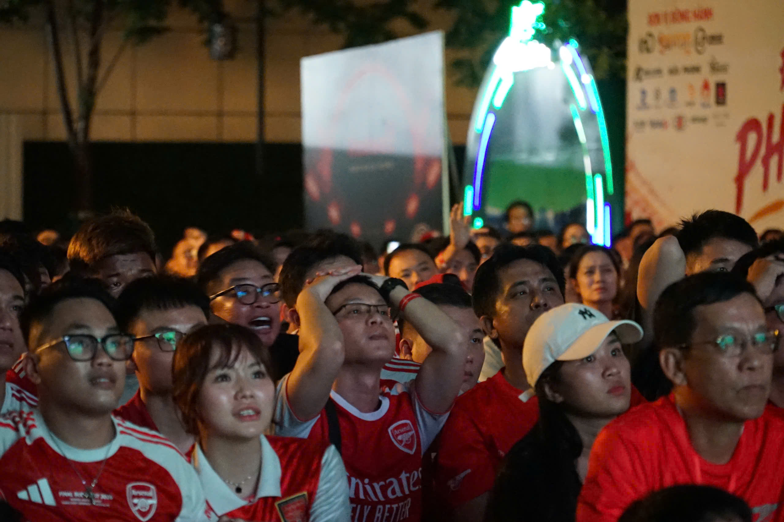 Diễn vi&ecirc;n Phương Nam "mưa đỏ" thất thần khi Arsenal thua ngược - Ảnh 5.