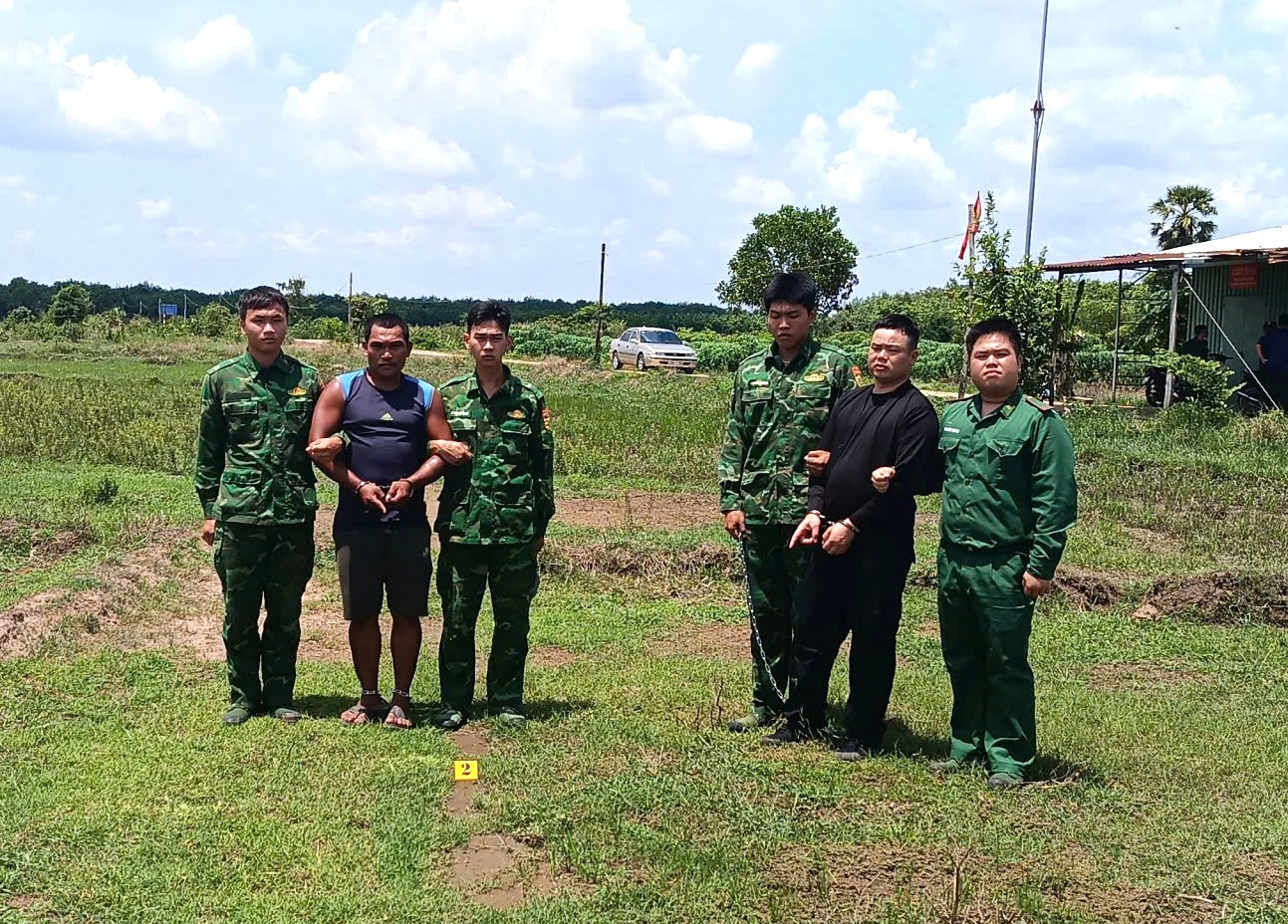 Truy đuổi xe máy không biển số, phát hiện nhập cảnh trái phép và ma túy ở Tây Ninh. - Ảnh 1.