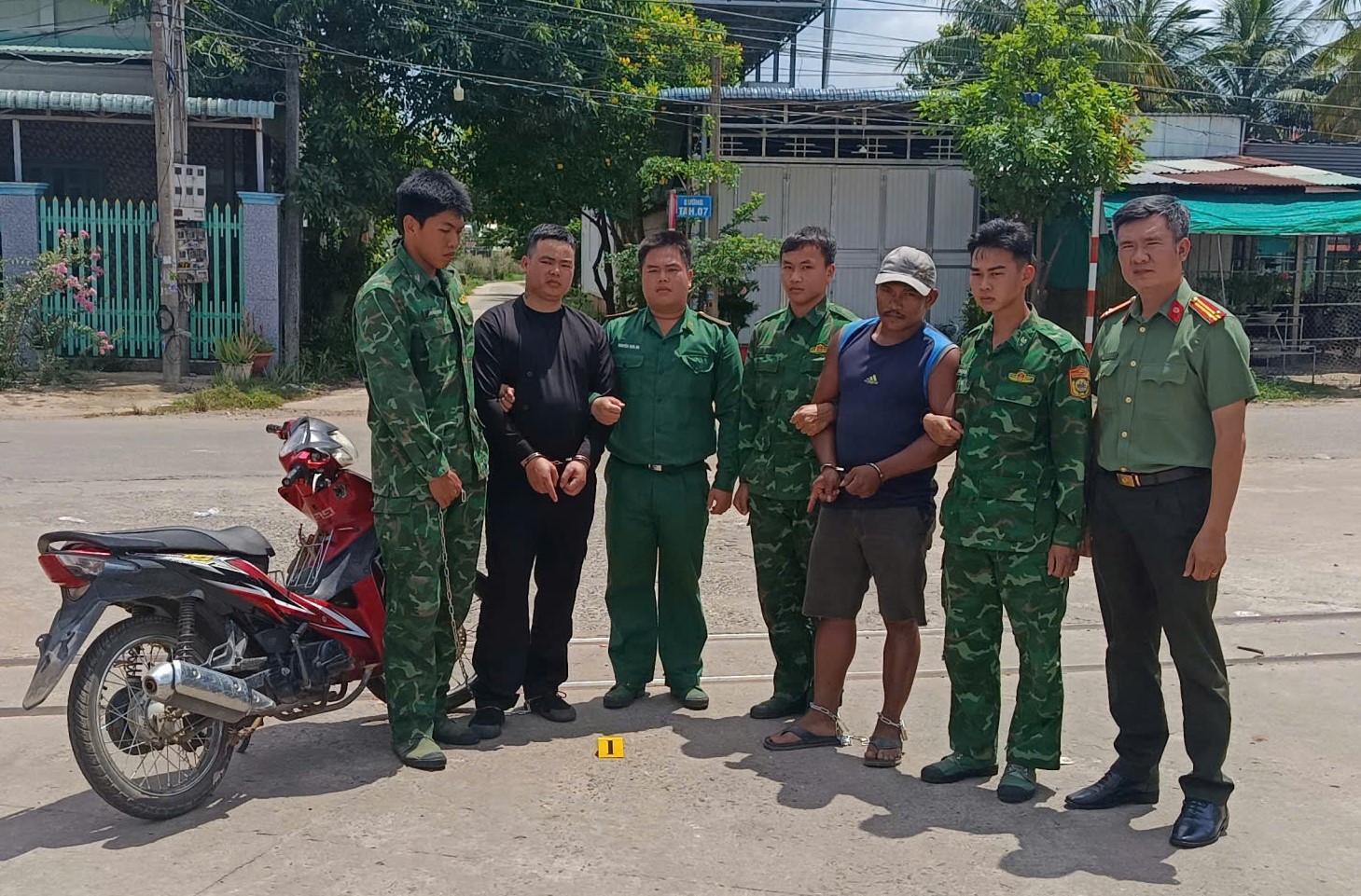 Truy đuổi xe máy không biển số, phát hiện nhập cảnh trái phép và ma túy ở Tây Ninh. - Ảnh 2.