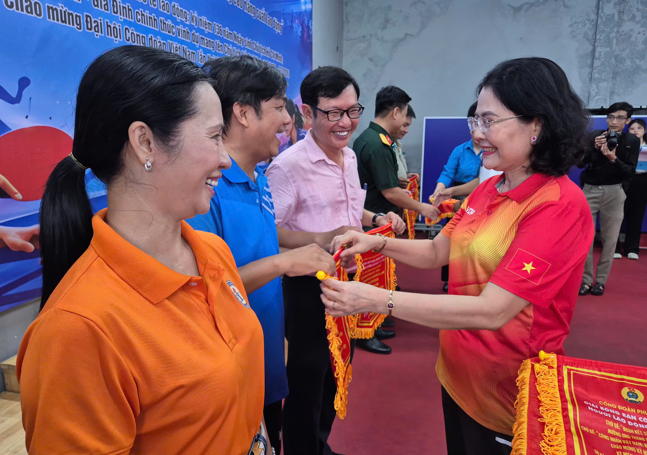 S&ocirc;i nổi giải b&oacute;ng b&agrave;n CNVC-LĐ phường Trung Mỹ T&acirc;y - Ảnh 1.