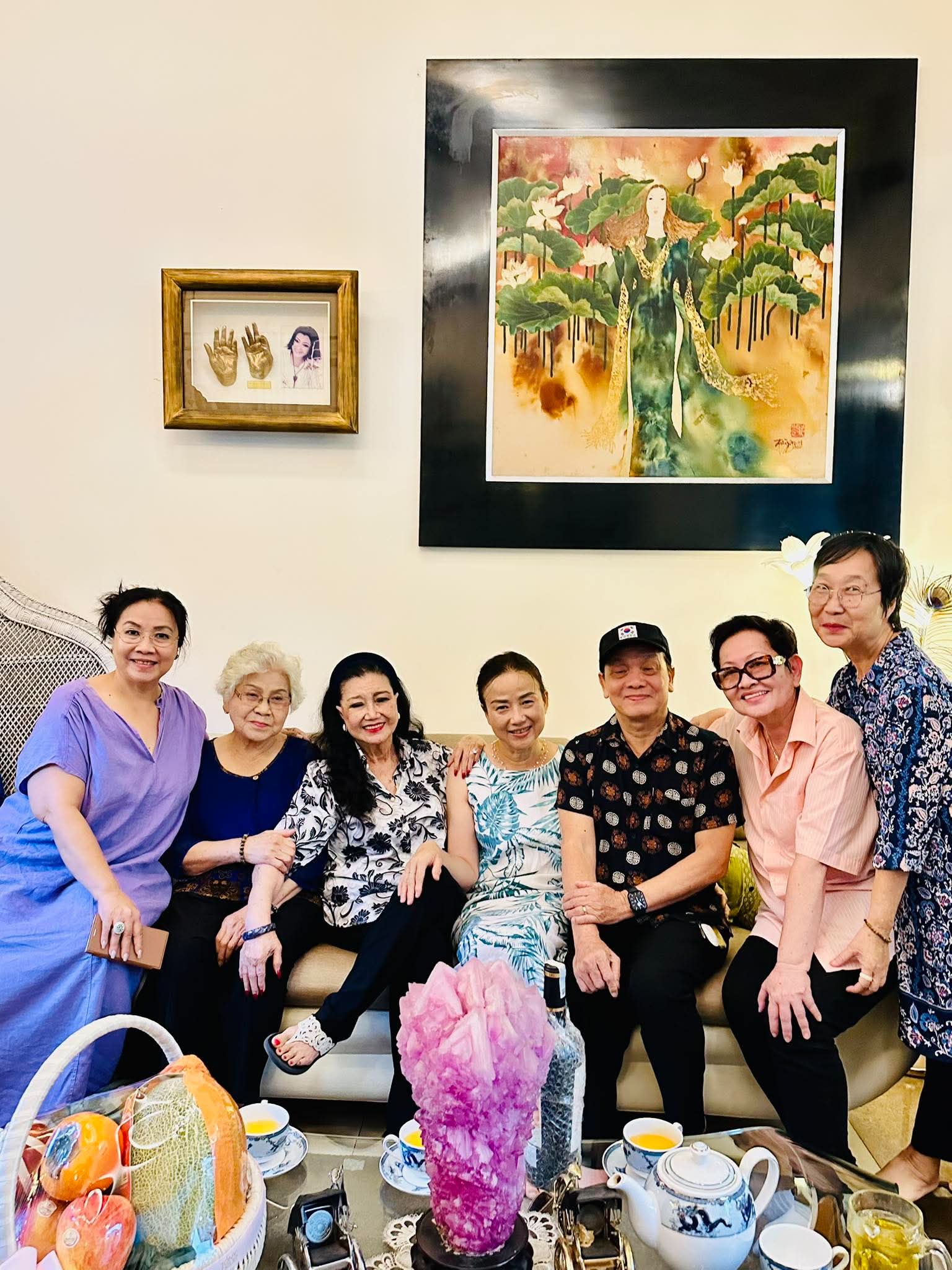 Kỳ nữ Kim Cương hội ngộ với bạn nghề, gom nhặt k&yacute; ức s&agrave;n diễn - Ảnh 1.