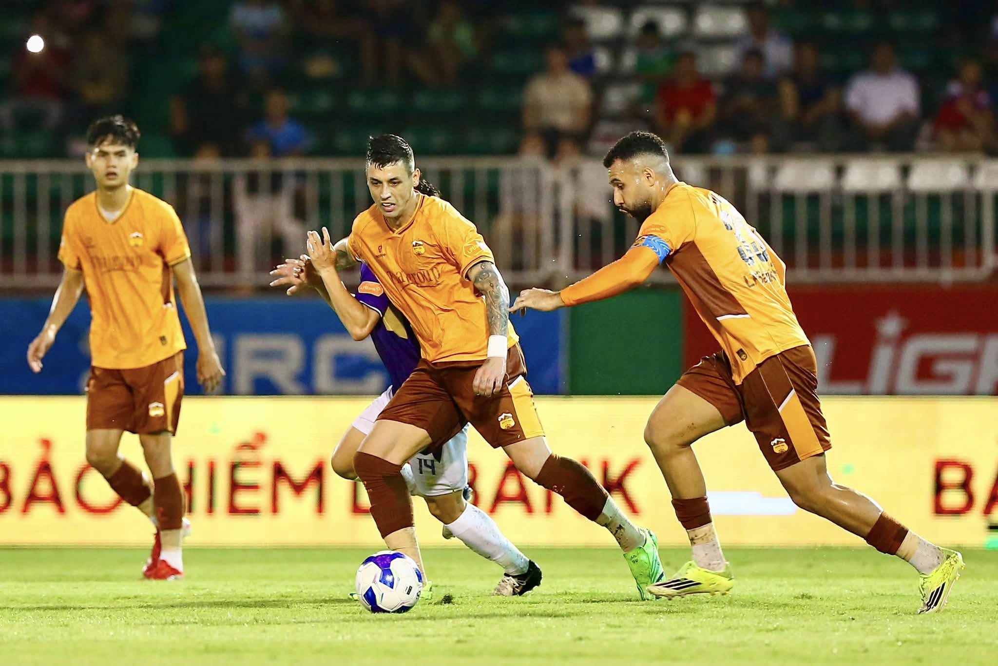 HAGL ch&iacute;nh thức trụ hạng sau trận thắng thuyết phục H&agrave; Nội FC - Ảnh 2.