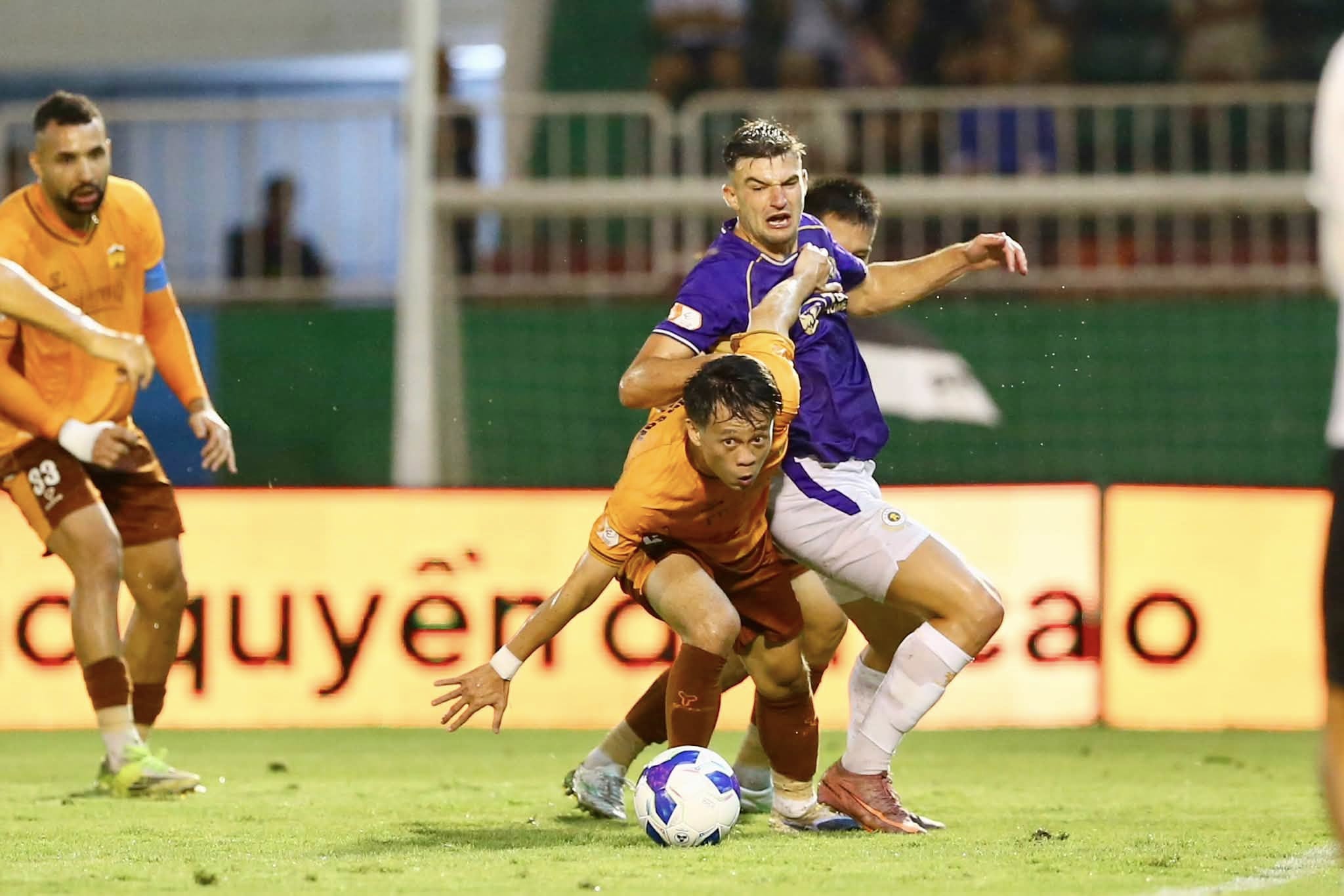 HAGL ch&iacute;nh thức trụ hạng sau trận thắng thuyết phục H&agrave; Nội FC - Ảnh 4.