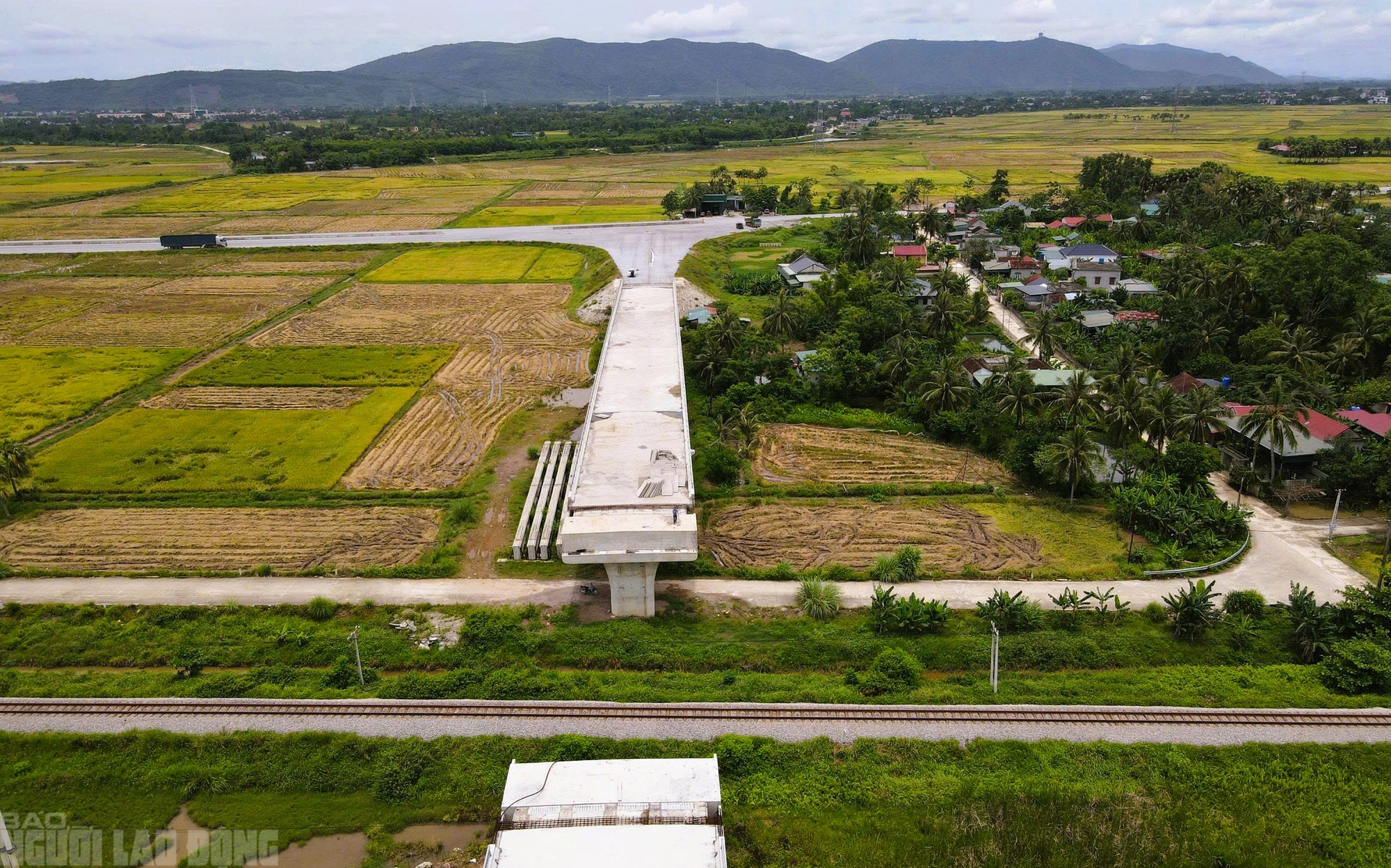 Vì sao cầu vượt đường sắt Bắc - Nam thuộc dự án 442 tỉ đồng ở Thanh Hóa dừng thi công? - Ảnh 2.