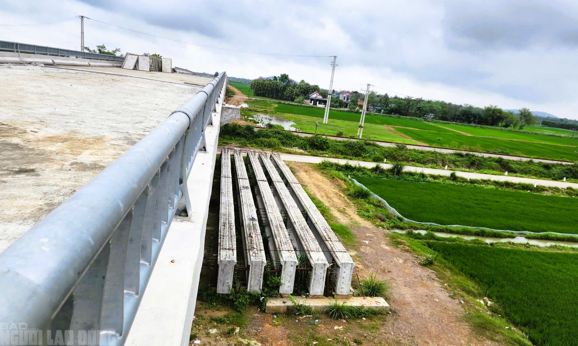 Vì sao cầu vượt đường sắt Bắc - Nam thuộc dự án 442 tỉ đồng ở Thanh Hóa dừng thi công? - Ảnh 3.