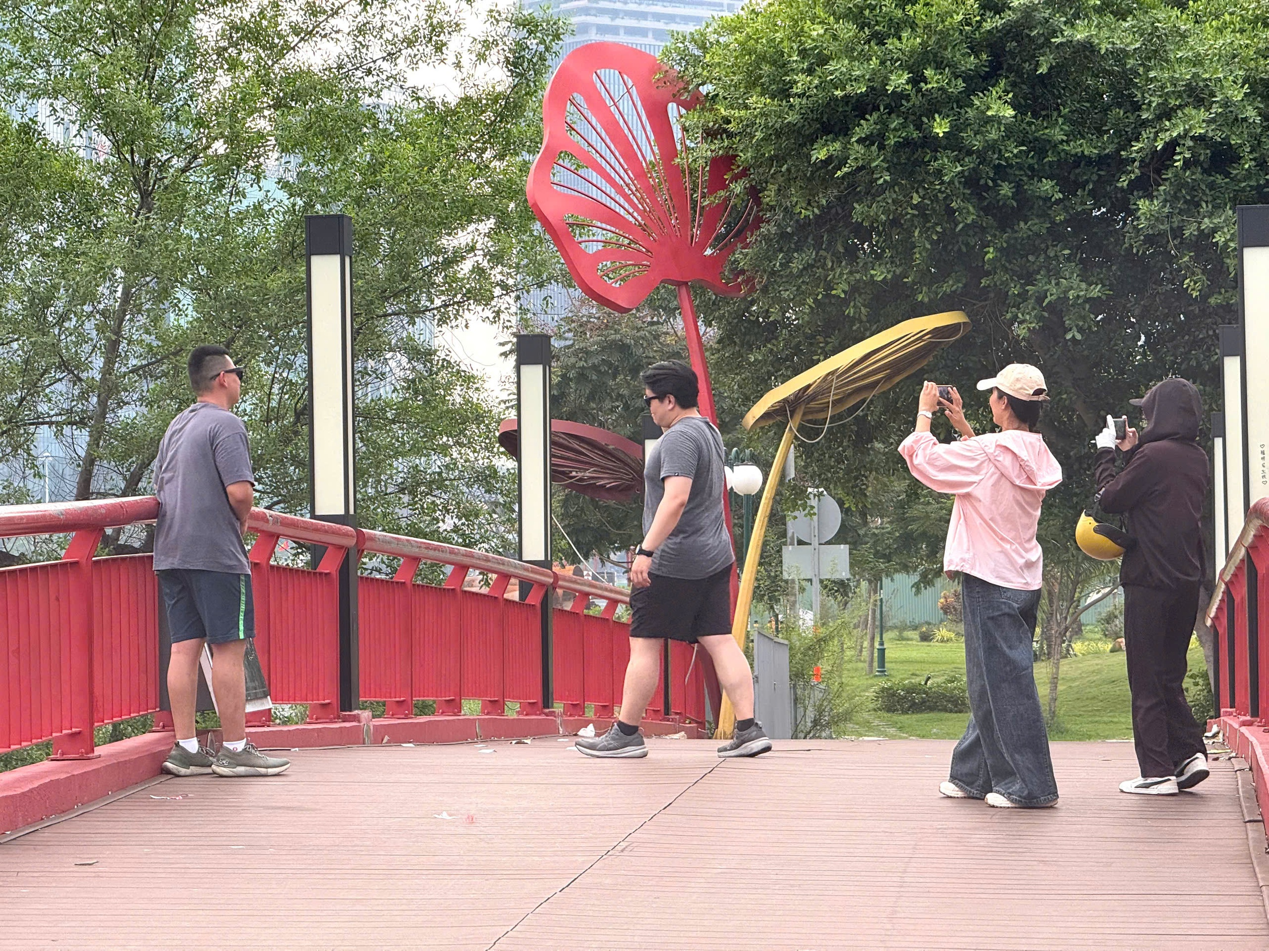 TP HCM ấm &aacute;p, th&acirc;n thương: Sức sống mới tr&ecirc;n b&aacute;n đảo Thủ Thi&ecirc;m - Ảnh 1.