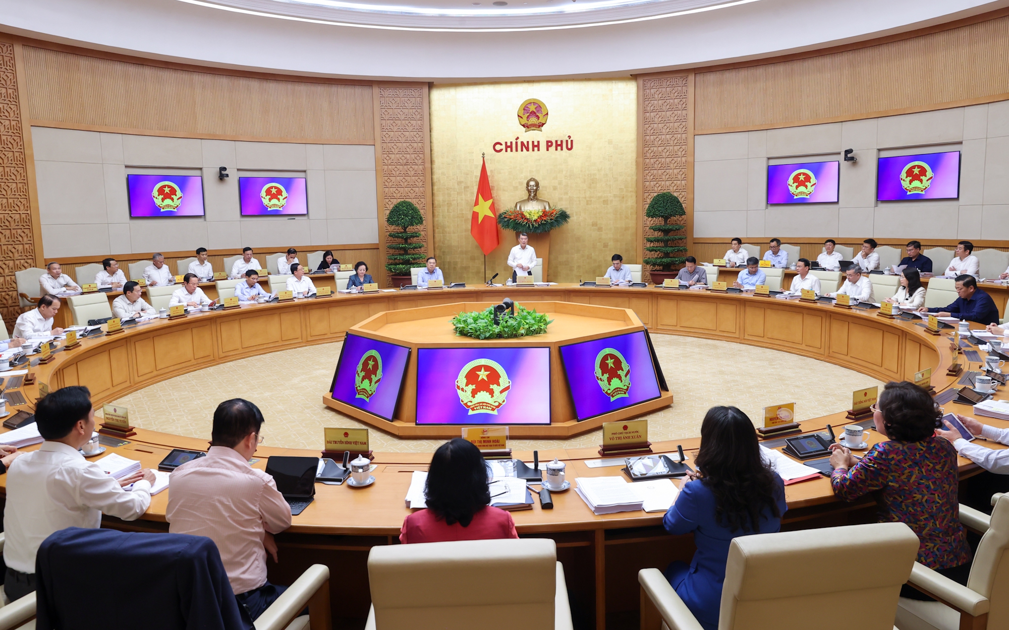 Cử người không đúng thành phần dự cuộc họp của Chính phủ sẽ bị phê bình công khai