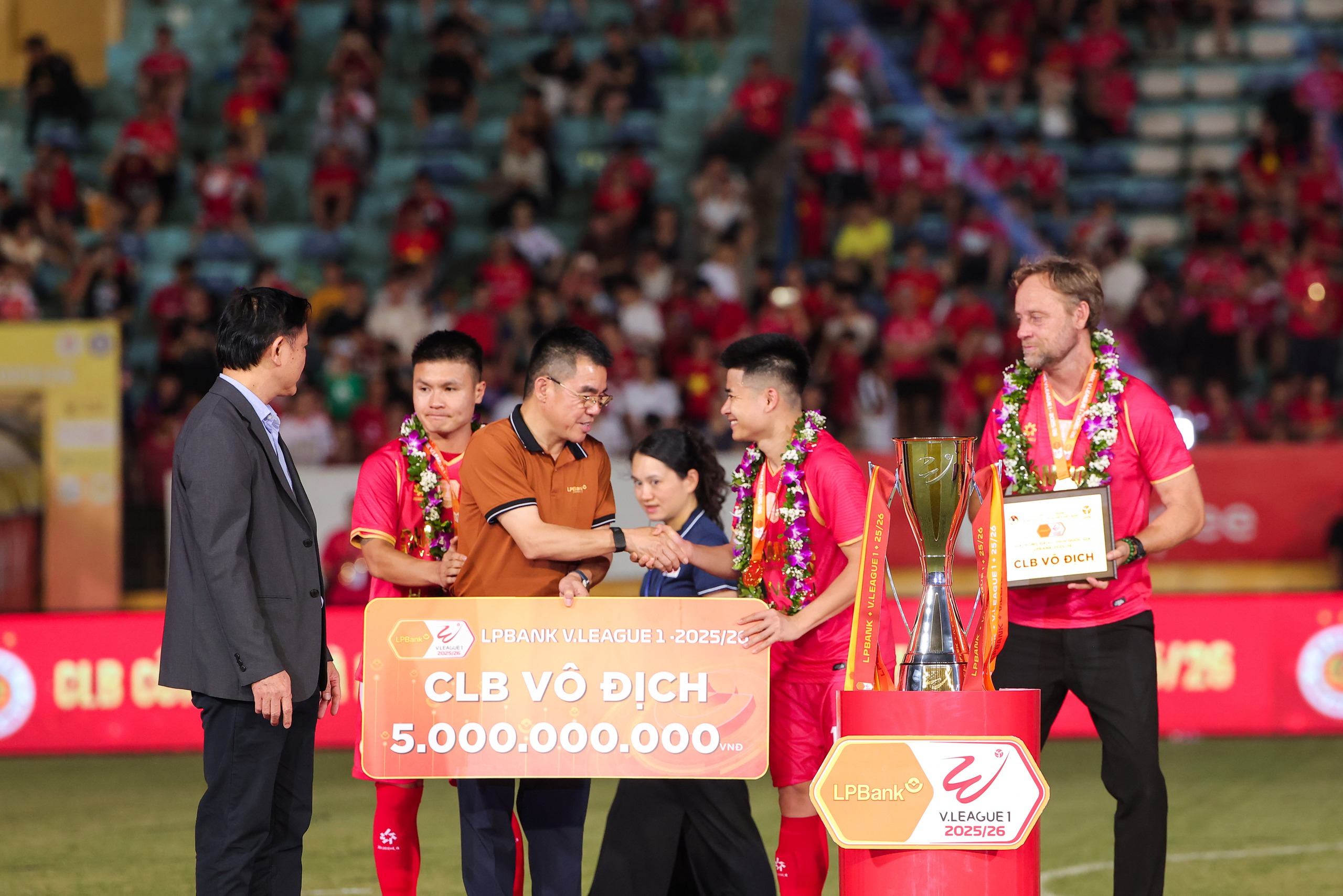 CLB Công an Hà Nội thắng thuyết phục Becamex TP HCM, đăng quang V-League hoành tráng - Ảnh 1.
