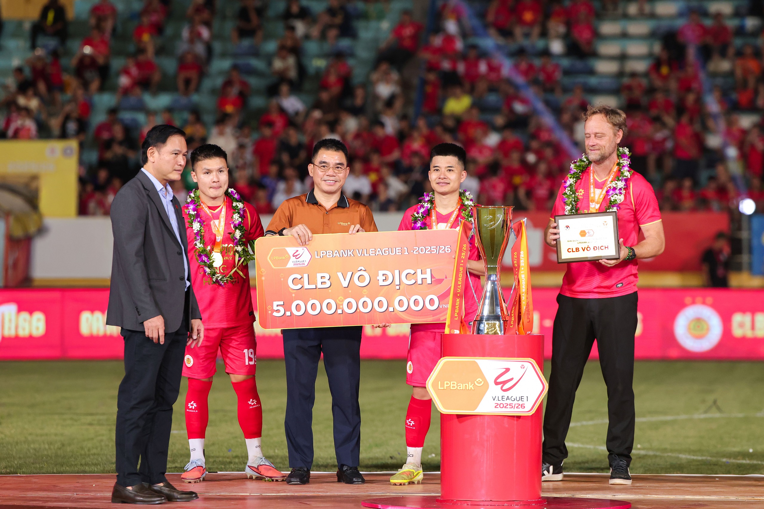 CLB Công an Hà Nội thắng thuyết phục Becamex TP HCM, đăng quang V-League hoành tráng - Ảnh 2.