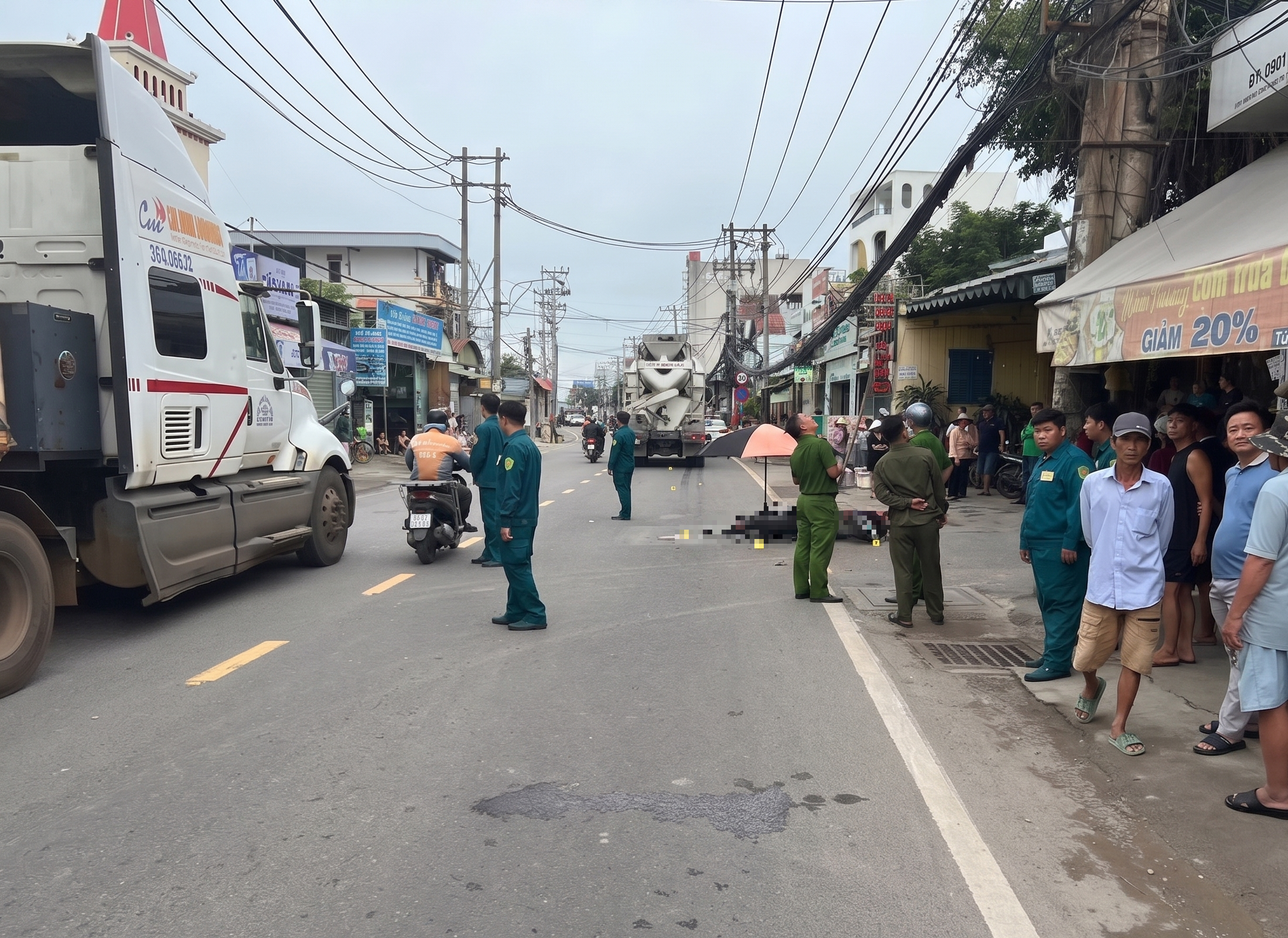 Tai nạn giao thông nghiêm trọng ở TPHCM: Một phụ nữ tử vong thương tâm - Ảnh 1.