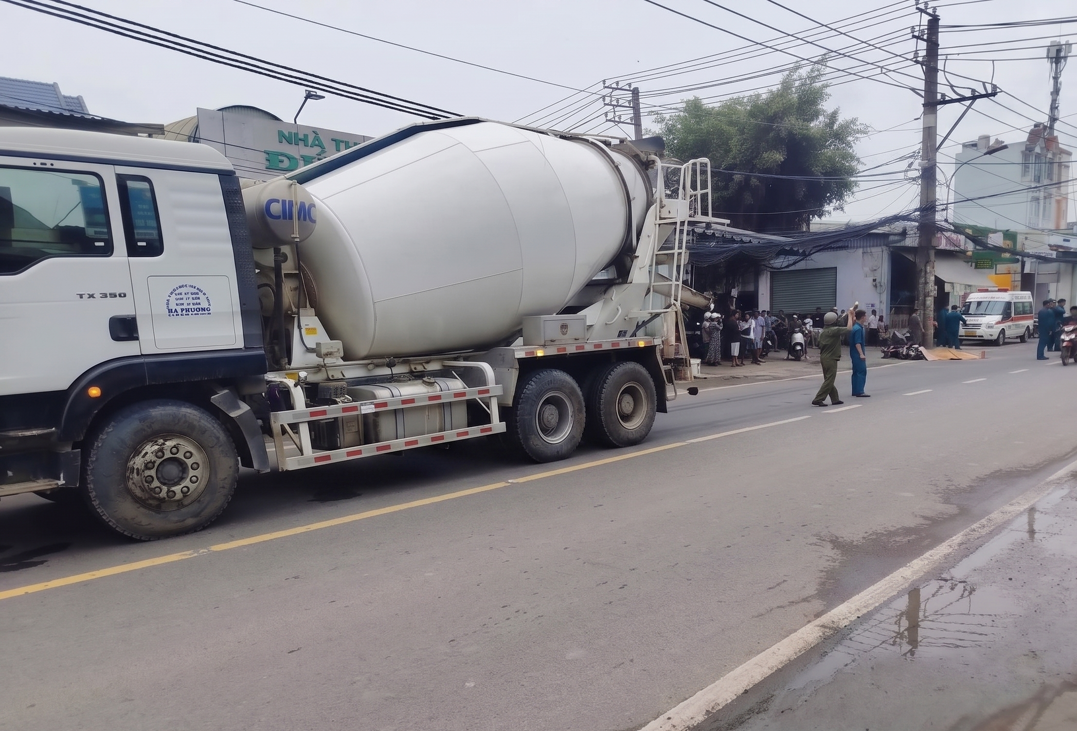Tai nạn giao thông nghiêm trọng ở TPHCM: Một phụ nữ tử vong thương tâm - Ảnh 2.