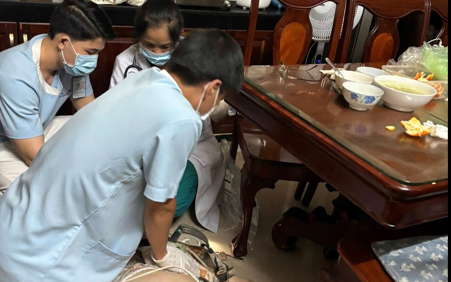 Hóc thịt khi ăn tối, cụ bà 81 tuổi ngừng tim