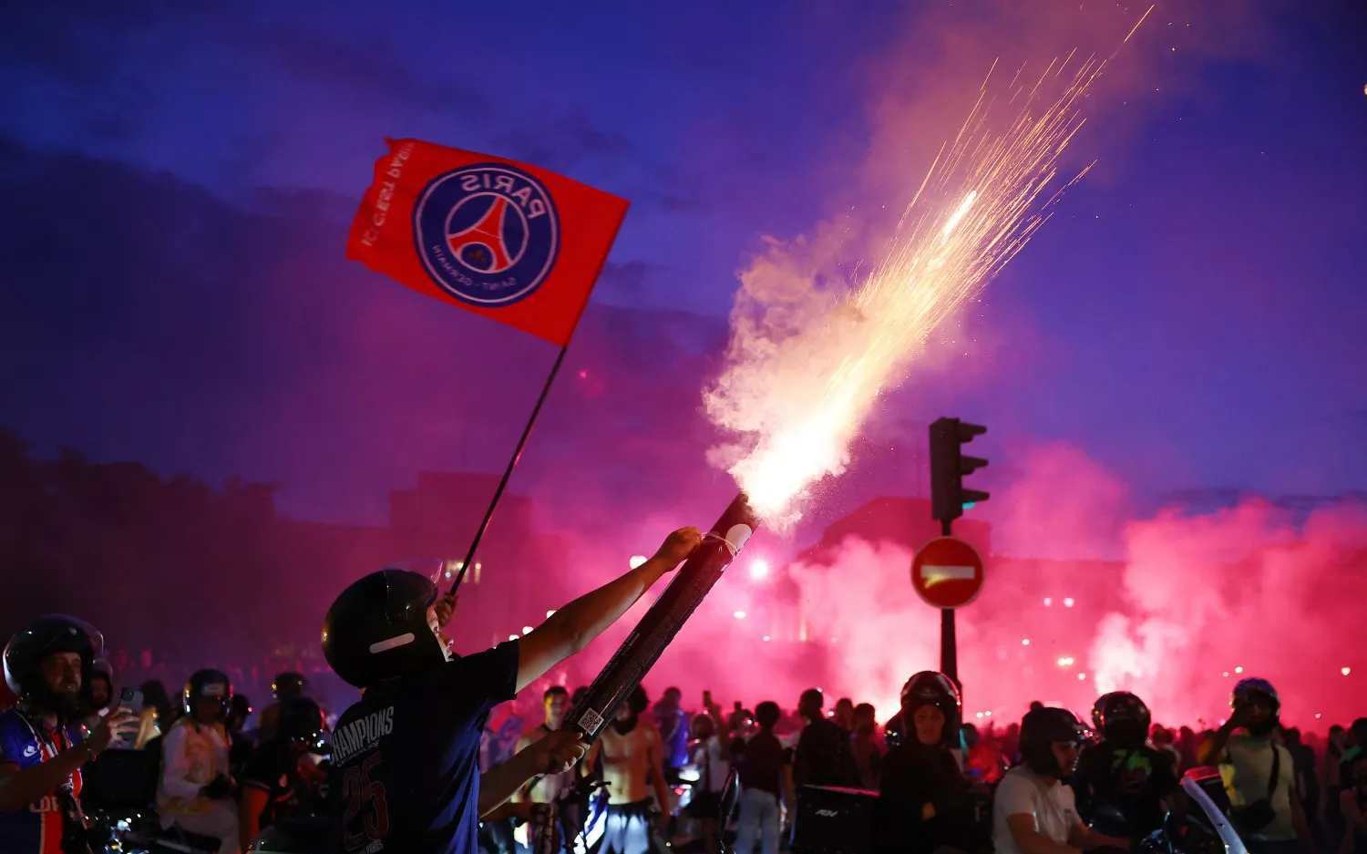 Cảnh Paris hỗn loạn trong đêm PSG đăng quang Champions League