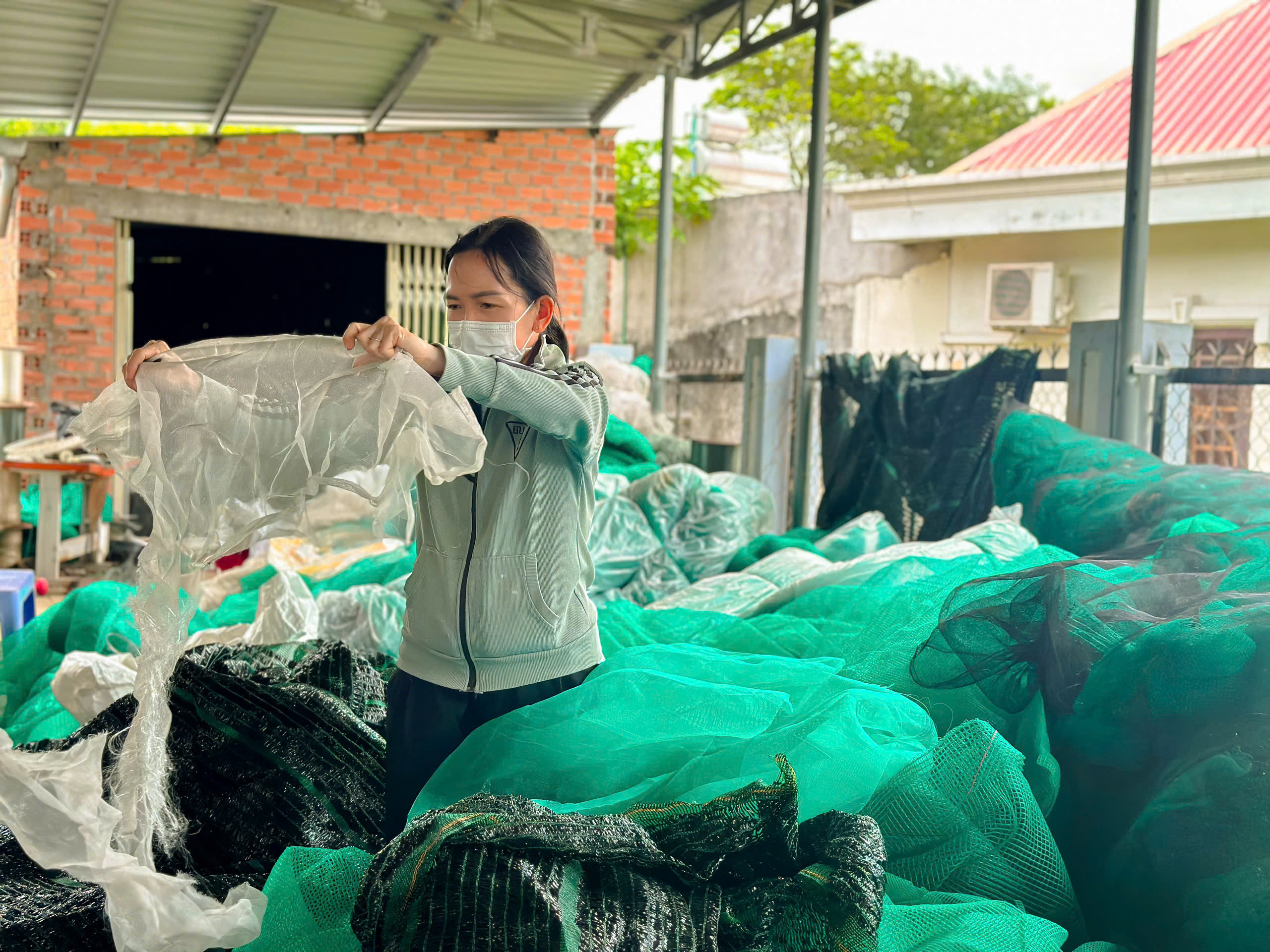 Những túi lưới mang thông điệp xanh - Ảnh 1.