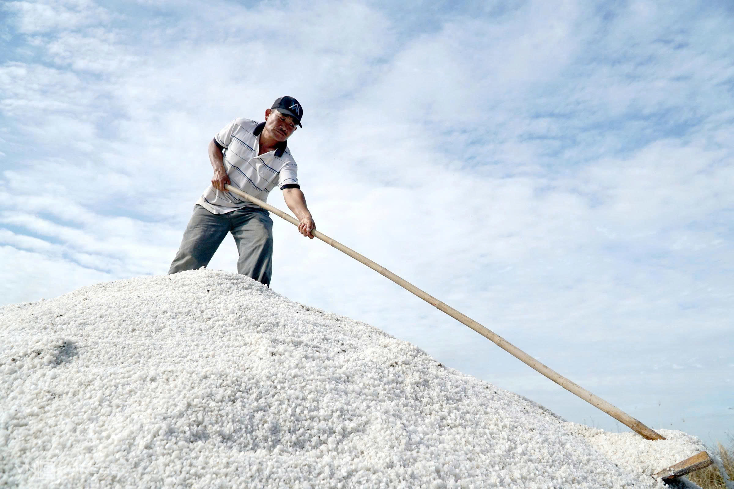 Giữ vị mặn trên đồng muối An Ngãi - Ảnh 2.