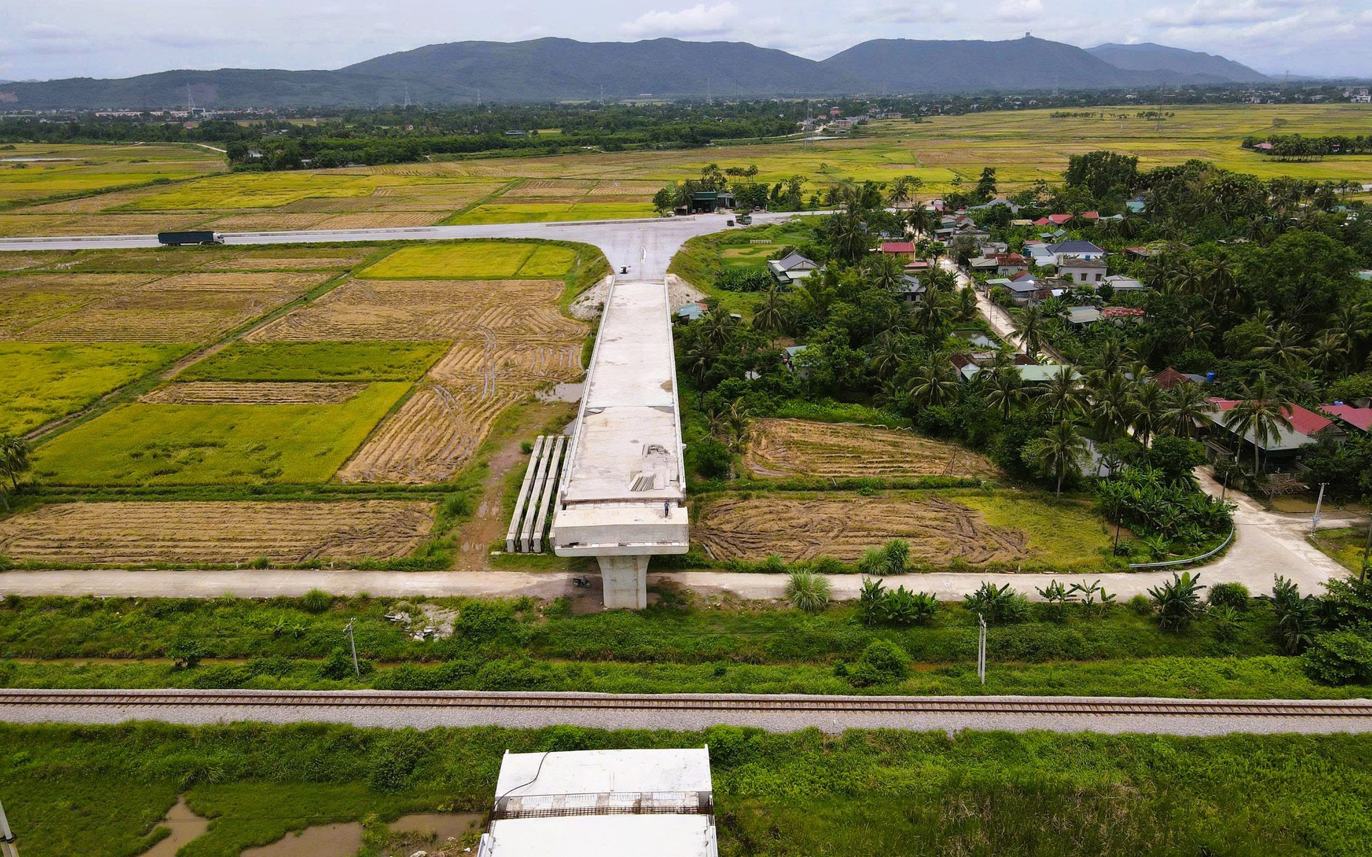 Vì sao cầu vượt đường sắt Bắc - Nam thuộc dự án 442 tỉ đồng ở Thanh Hóa dừng thi công?
