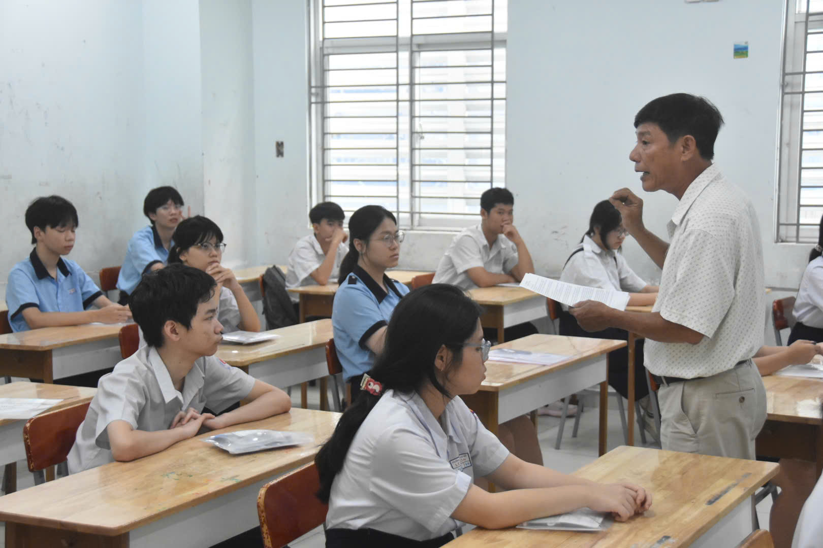H&igrave;nh ảnh th&iacute; sinh TPHCM hồi hộp l&agrave;m thủ tục dự thi lớp 10: Kỳ thi quy m&ocirc; lớn chưa từng c&oacute; - Ảnh 2.