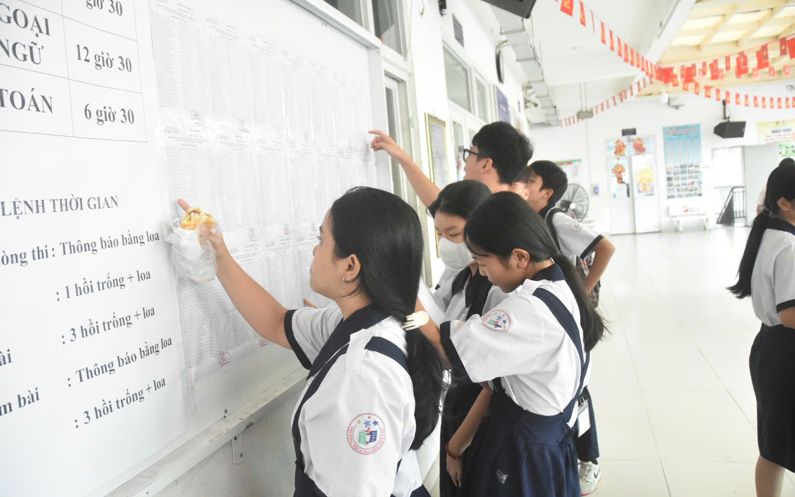Hình ảnh thí sinh TPHCM hồi hộp làm thủ tục dự thi lớp 10: Kỳ thi quy mô lớn chưa từng có