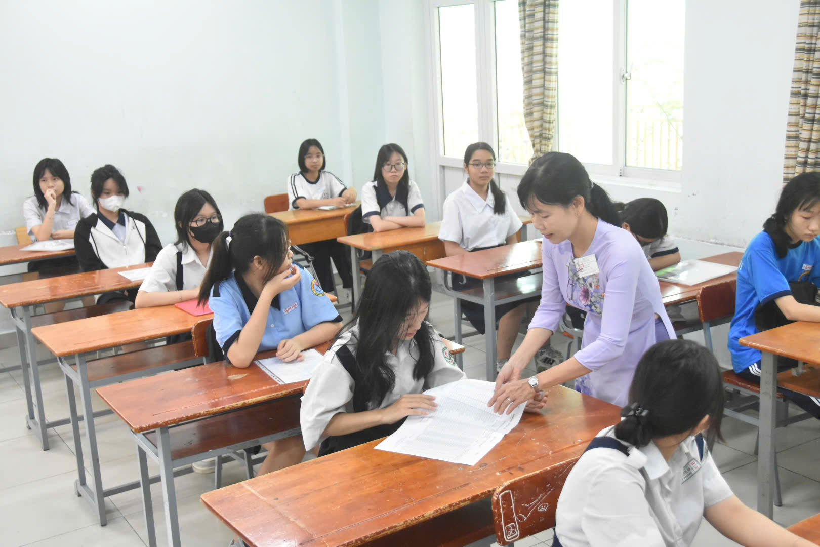 H&igrave;nh ảnh th&iacute; sinh TPHCM hồi hộp l&agrave;m thủ tục dự thi lớp 10: Kỳ thi quy m&ocirc; lớn chưa từng c&oacute; - Ảnh 6.