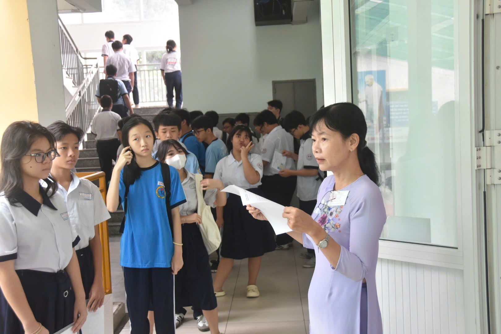 H&igrave;nh ảnh th&iacute; sinh TPHCM hồi hộp l&agrave;m thủ tục dự thi lớp 10: Kỳ thi quy m&ocirc; lớn chưa từng c&oacute; - Ảnh 1.