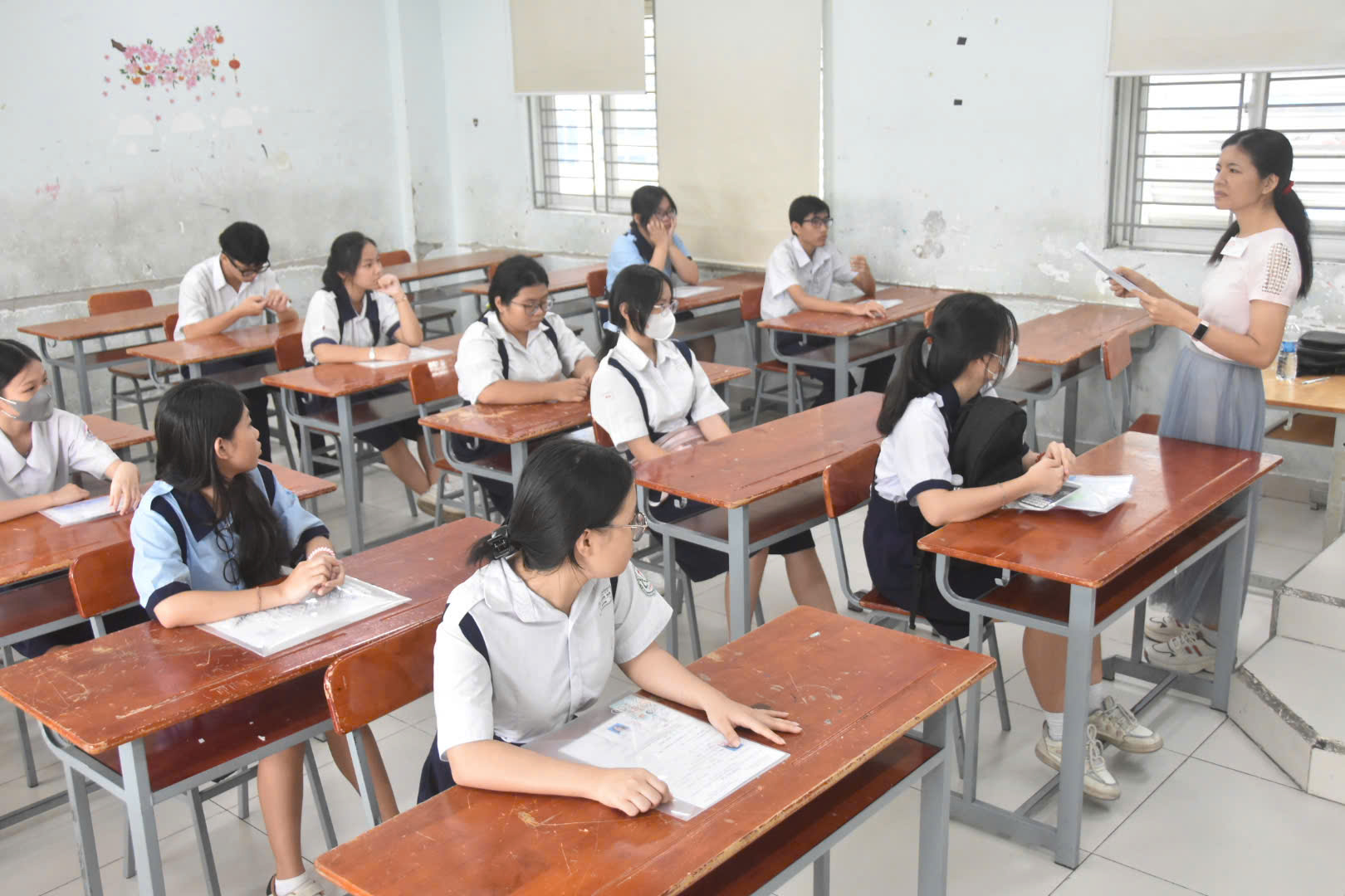 H&igrave;nh ảnh th&iacute; sinh TPHCM hồi hộp l&agrave;m thủ tục dự thi lớp 10: Kỳ thi quy m&ocirc; lớn chưa từng c&oacute; - Ảnh 4.