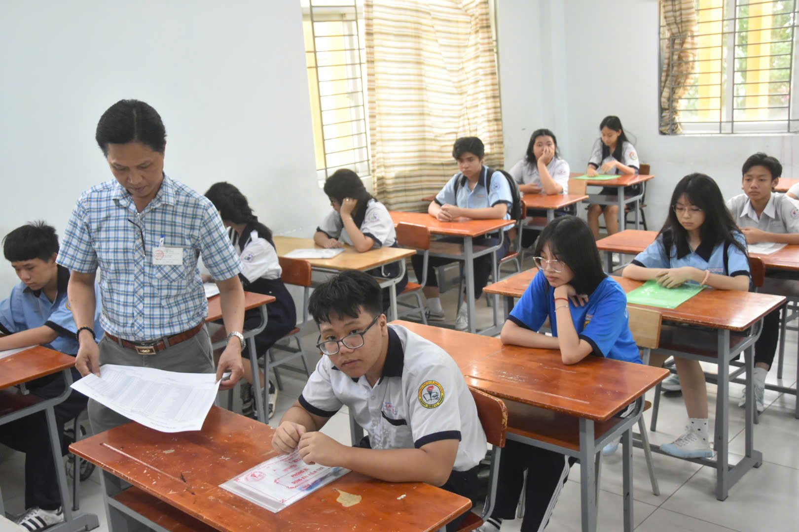 H&igrave;nh ảnh th&iacute; sinh TPHCM hồi hộp l&agrave;m thủ tục dự thi lớp 10: Kỳ thi quy m&ocirc; lớn chưa từng c&oacute; - Ảnh 3.