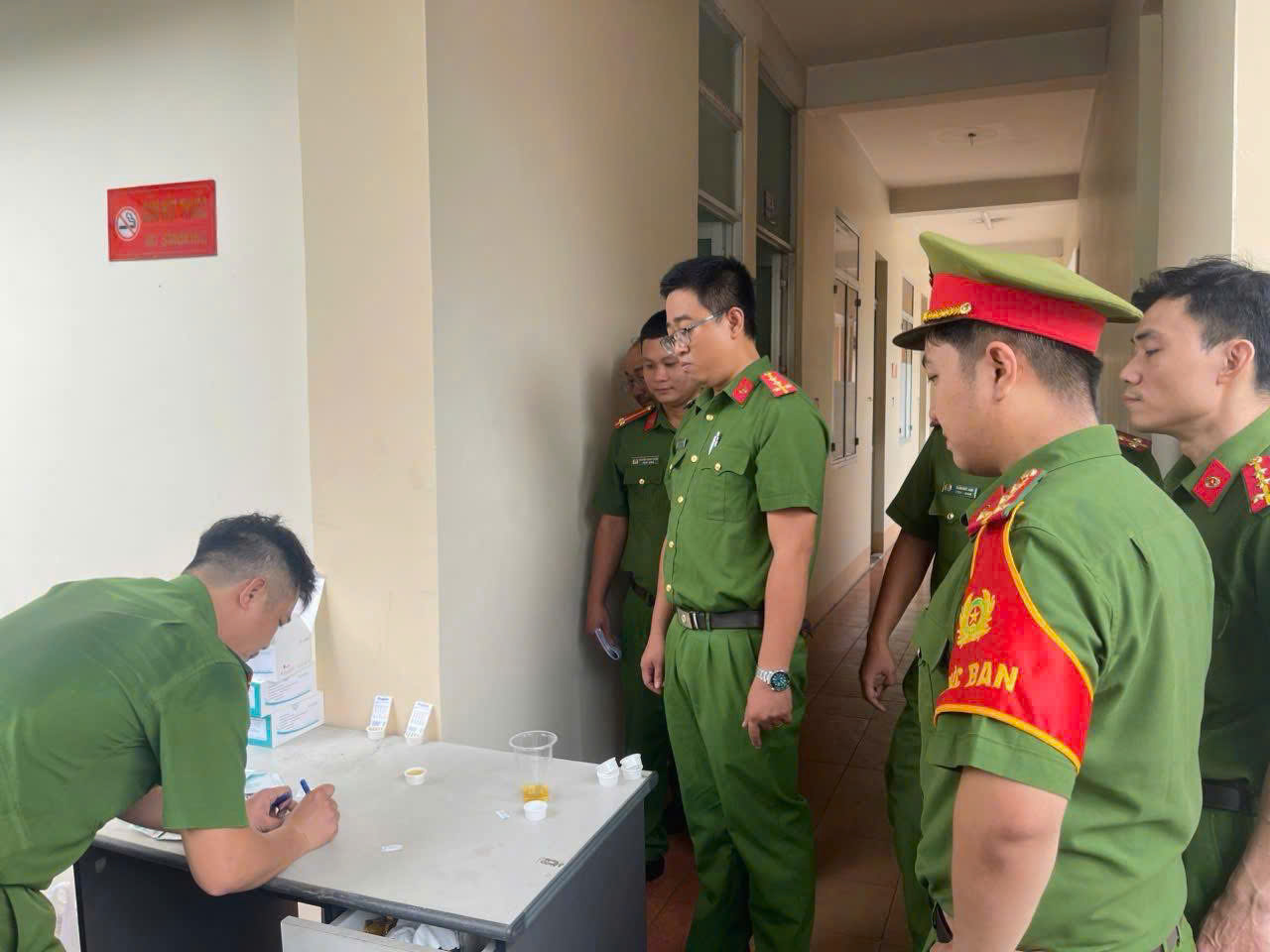 Kiểm tra ma túy Dĩ An phát hiện 2 người dương tính tại phường đông dân TPHCM - Ảnh 2.