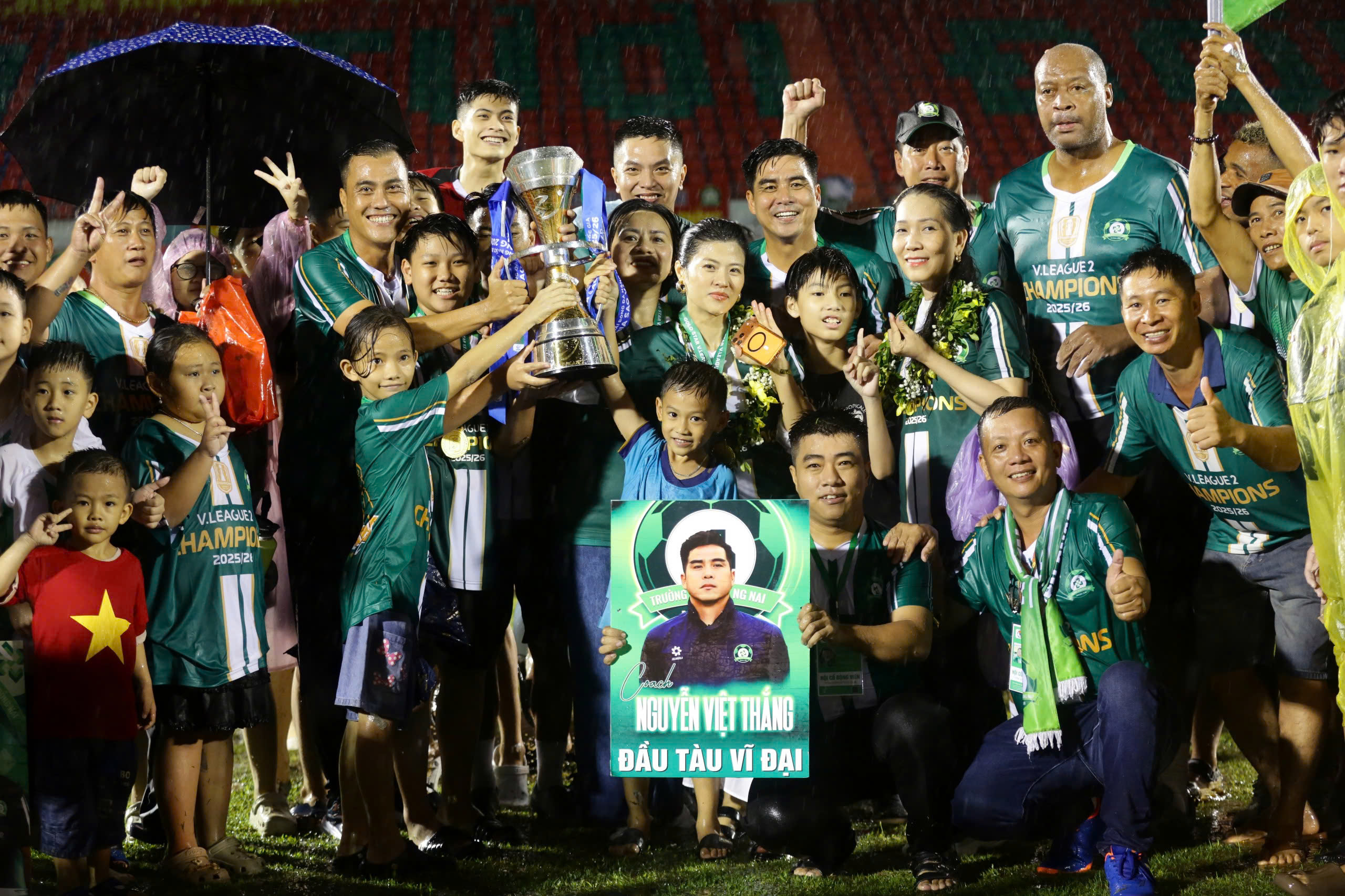 Nguyễn Việt Thắng v&agrave; hai tấm v&eacute; V-League  - Ảnh 2.