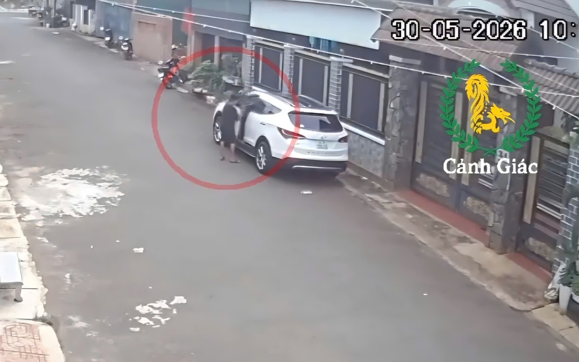 CLIP: Thót tim với bé trai 12 tuổi lái ô tô qua nhiều hẻm