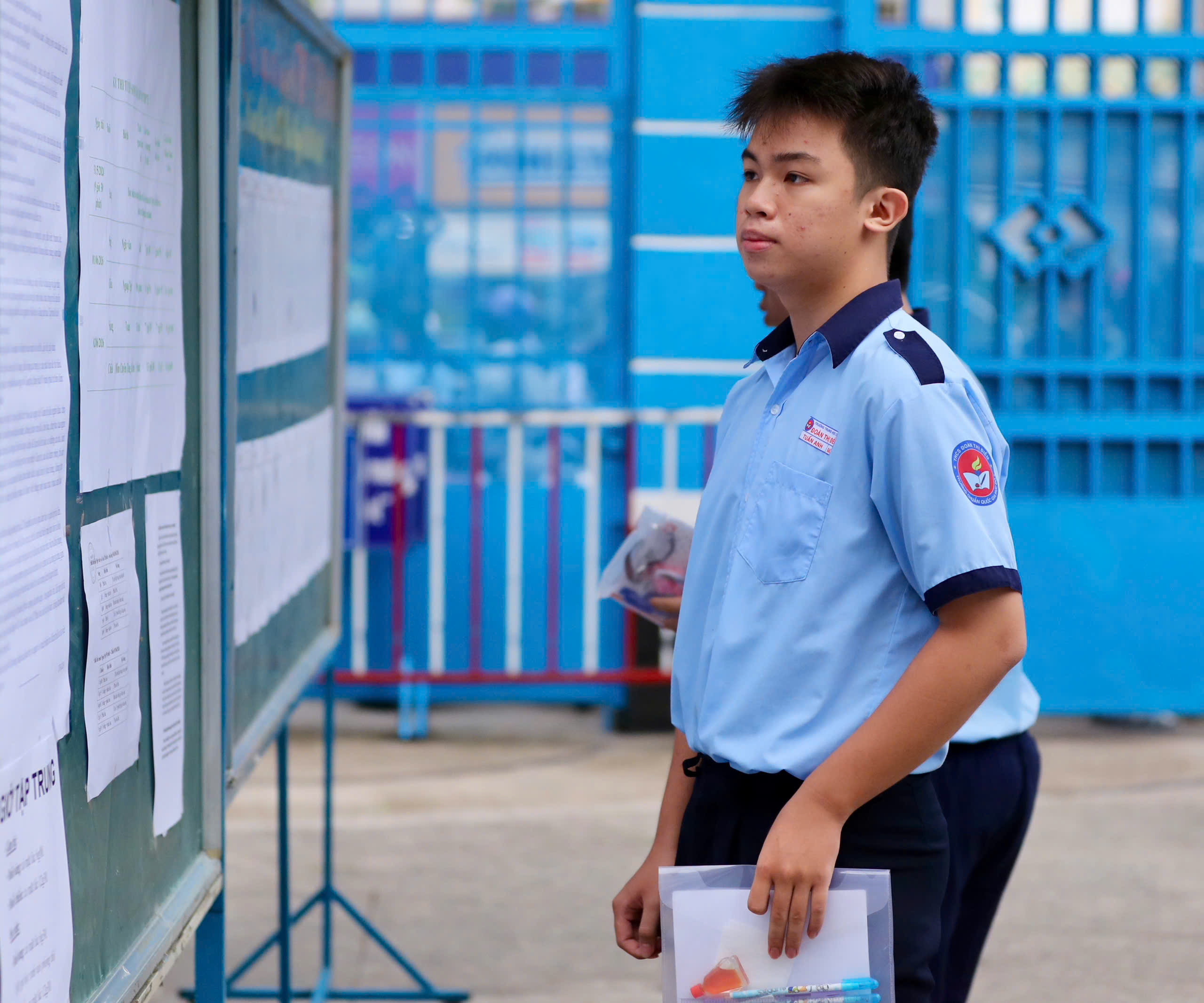 Gần 152.000 th&iacute; sinh TPHCM bước v&agrave;o kỳ thi lớp 10: Hồi hộp đề thi ngữ văn - Ảnh 2.
