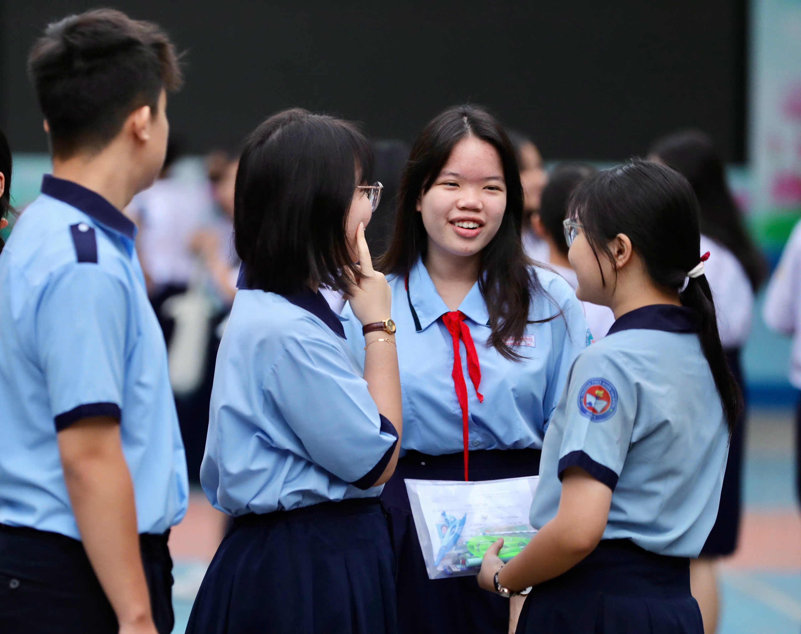 Gần 152.000 th&iacute; sinh TPHCM bước v&agrave;o kỳ thi lớp 10: Hồi hộp đề thi ngữ văn - Ảnh 3.
