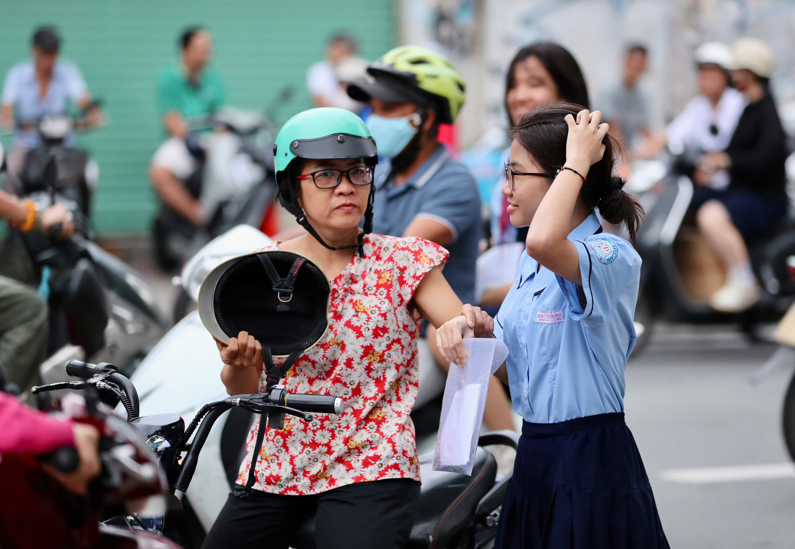 Gần 152.000 th&iacute; sinh TPHCM bước v&agrave;o kỳ thi lớp 10: Hồi hộp đề thi ngữ văn - Ảnh 6.