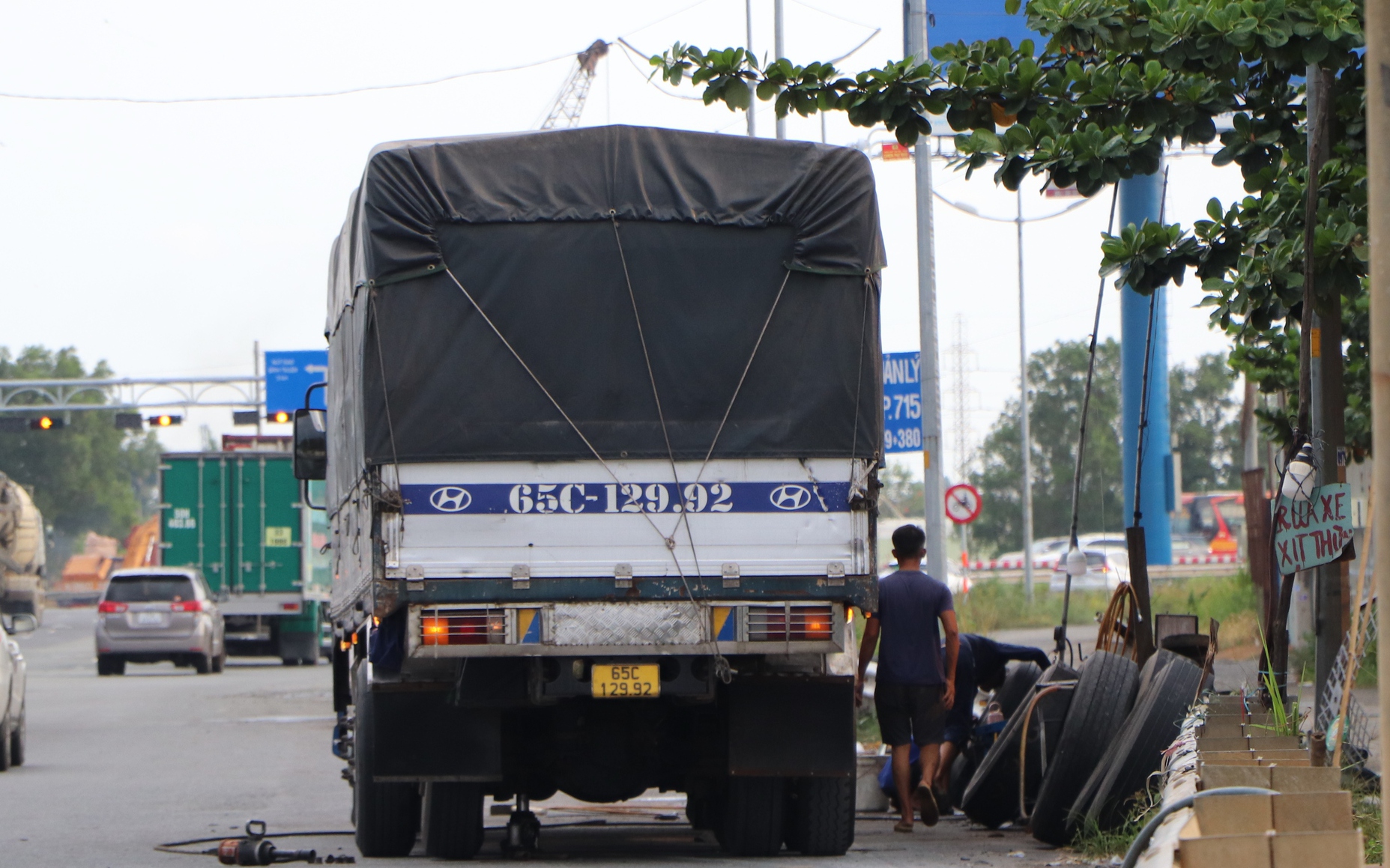 Sửa xe ngay trên đường vào cao tốc TPHCM - Trung Lương
