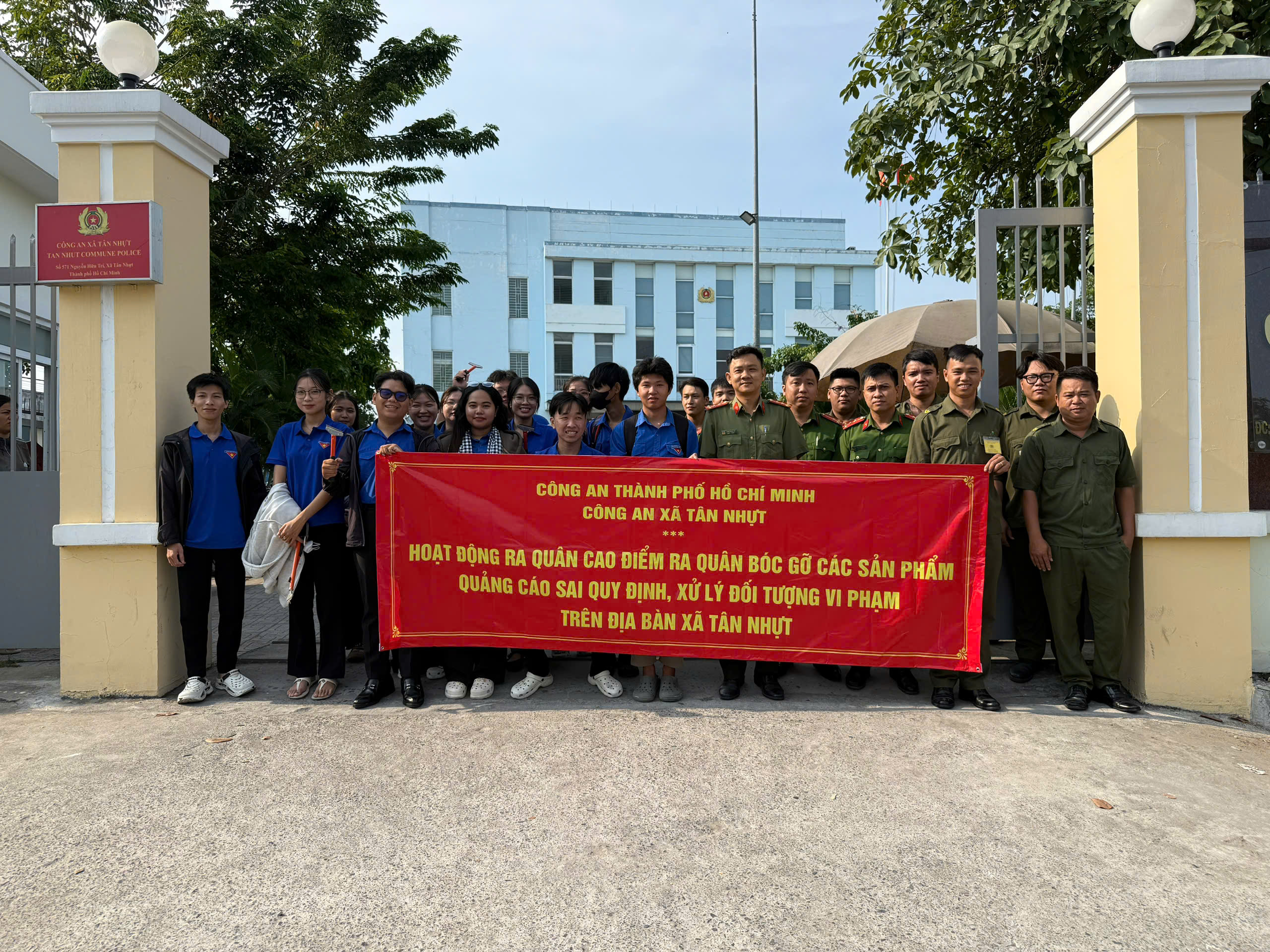 X&atilde; T&acirc;n Nhựt, TPHCM: Mạnh tay xử l&yacute; quảng c&aacute;o sai quy định - Ảnh 1.