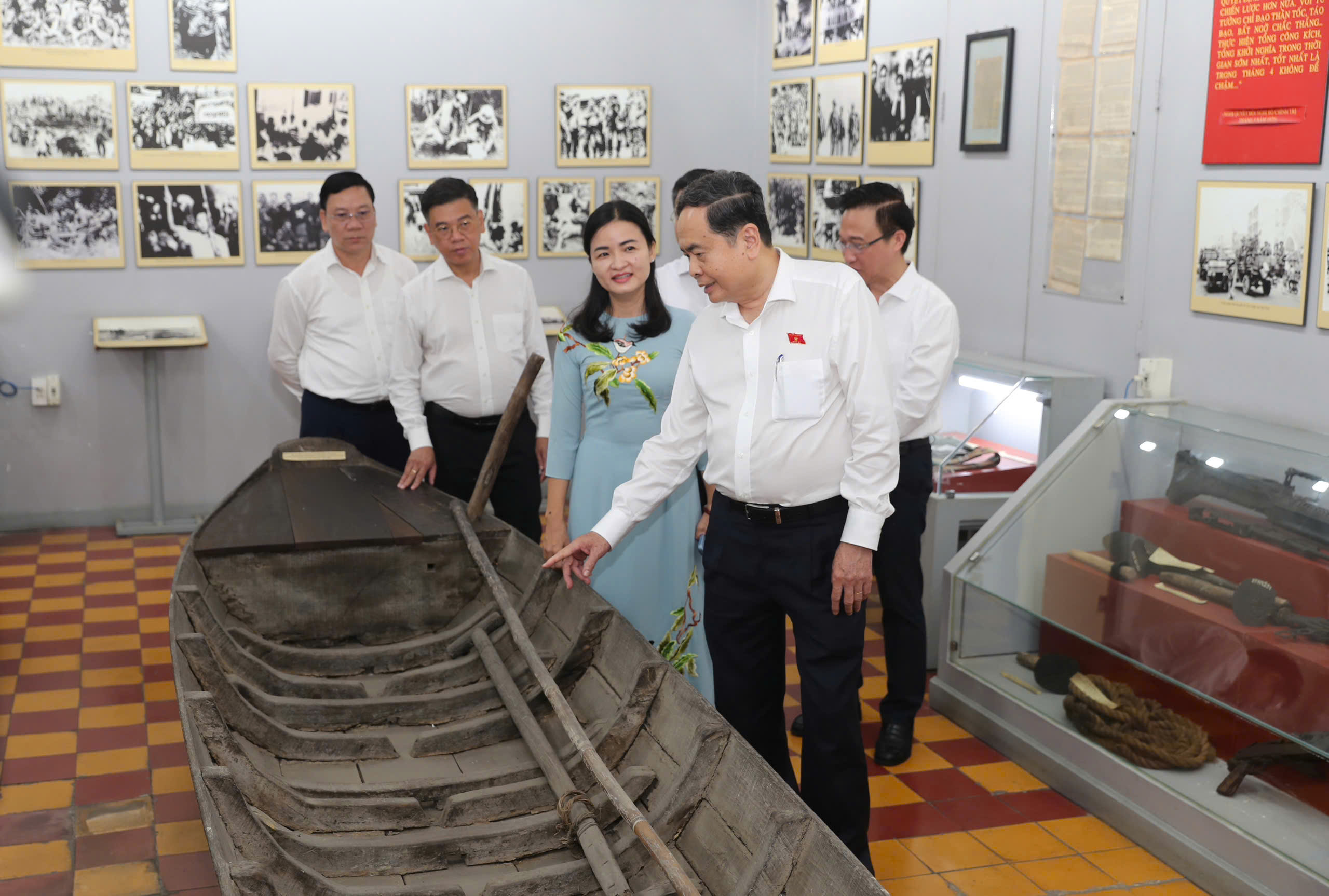 Chủ tịch Quốc hội dâng hương tại Di tích lịch sử - văn hóa cấp Quốc gia "Địa điểm Dinh Quận Hóc Môn" - Ảnh 5.
