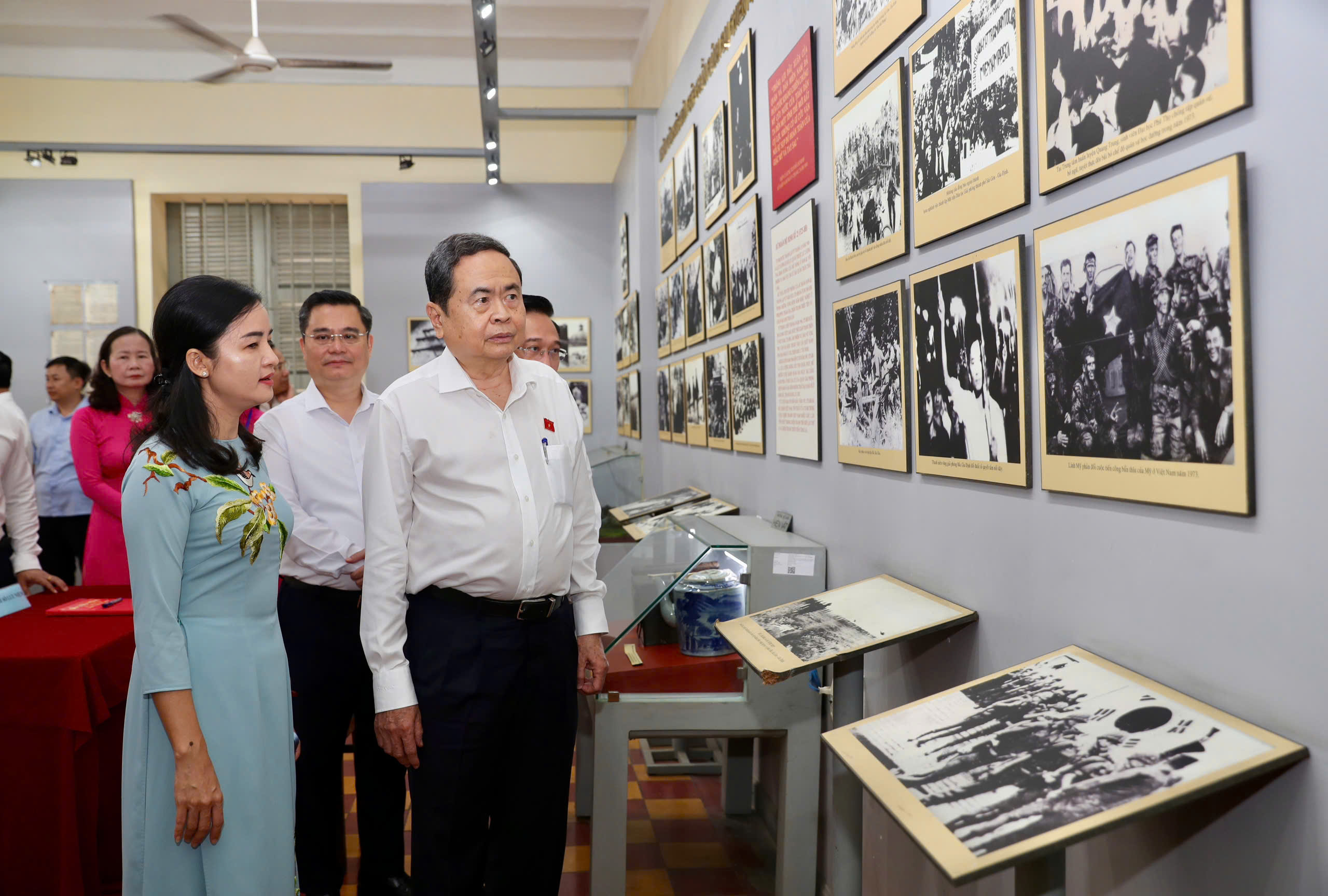 Chủ tịch Quốc hội dâng hương tại Di tích lịch sử - văn hóa cấp Quốc gia "Địa điểm Dinh Quận Hóc Môn" - Ảnh 6.